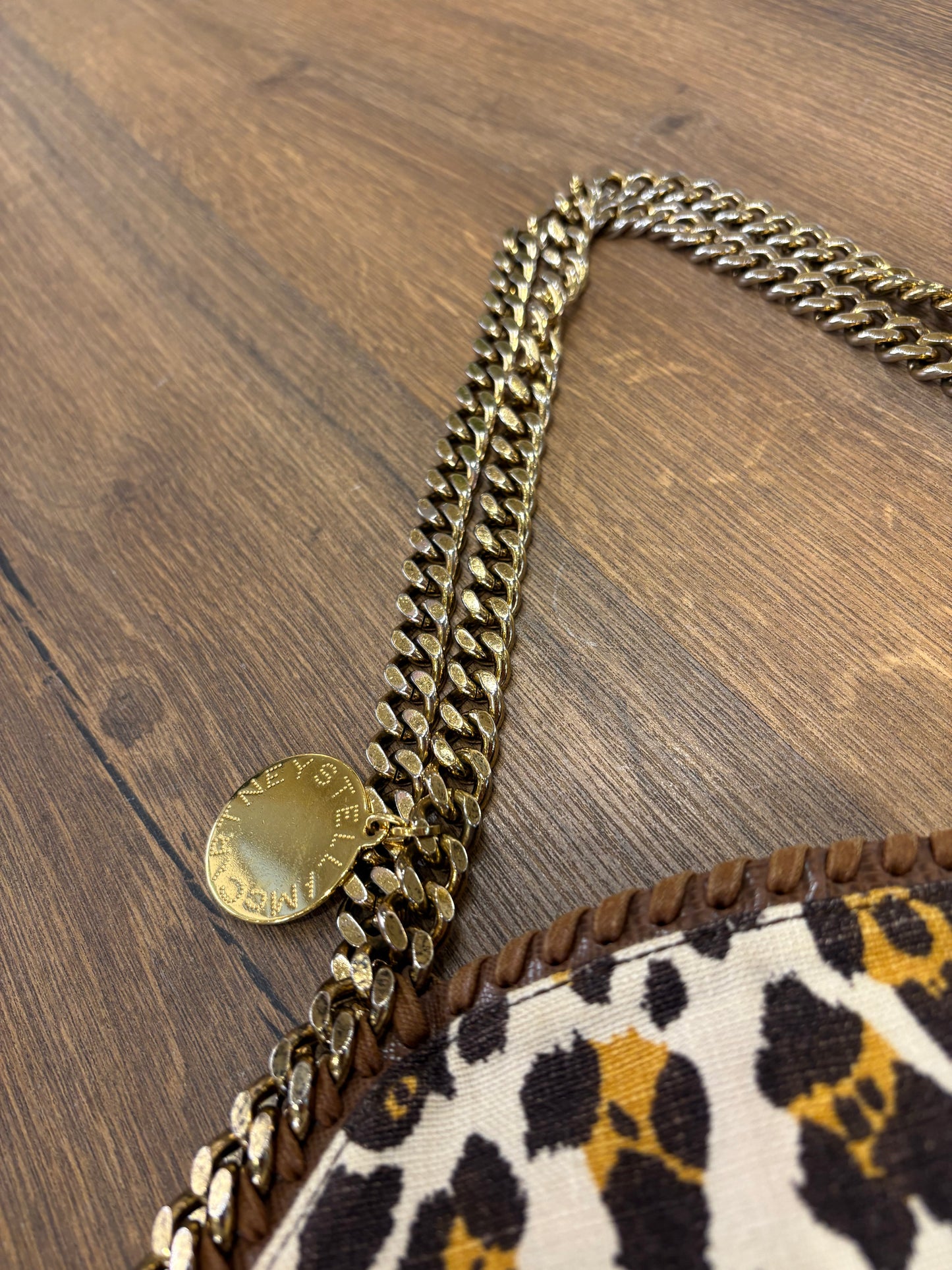 Borsa Stella McCartney Falabella Fold-Over Tote in Tela Canvas Leopardata con Catena Dorata