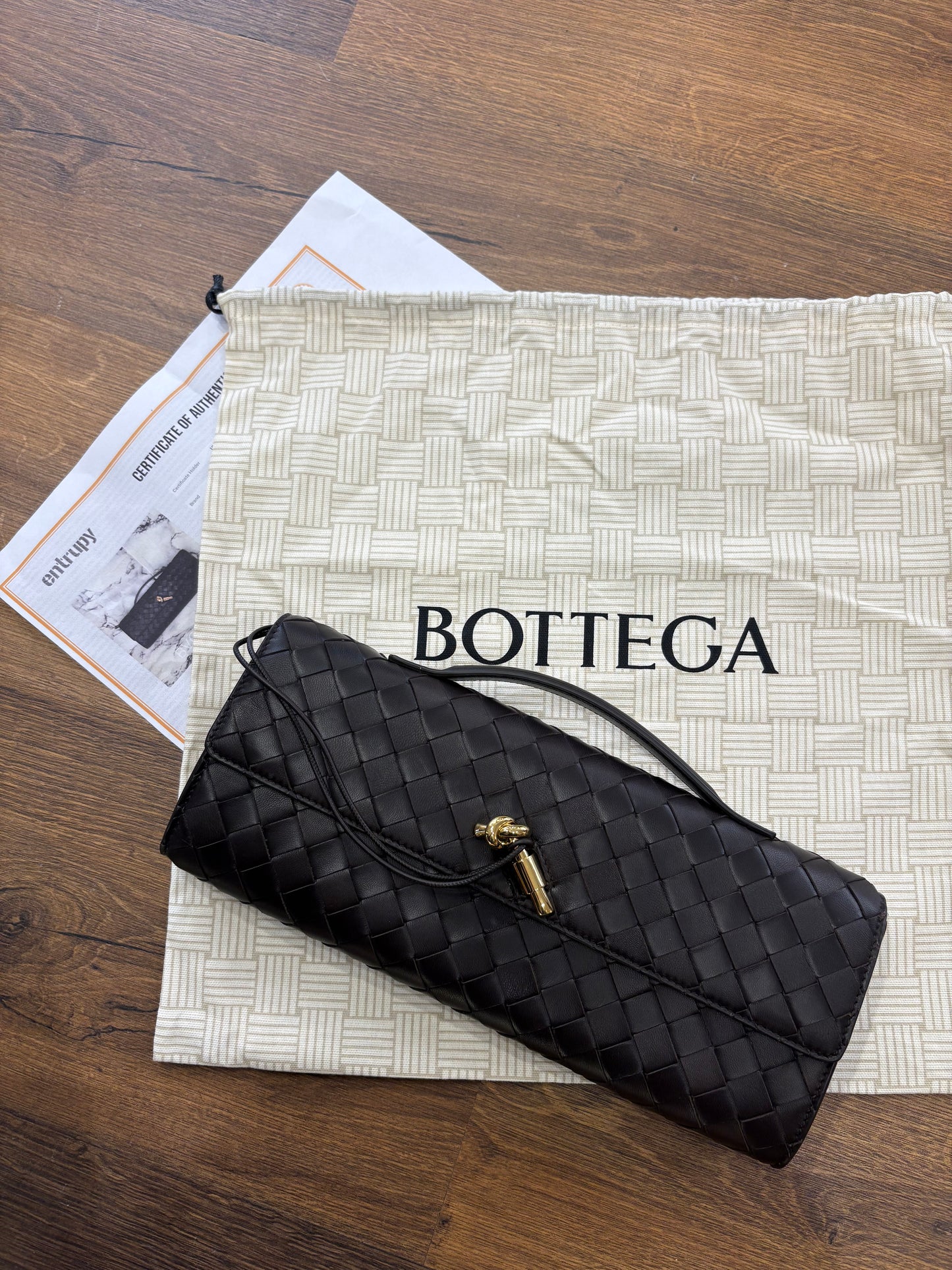 Bottega Veneta Andiamo clutch (fondant). Nuovo