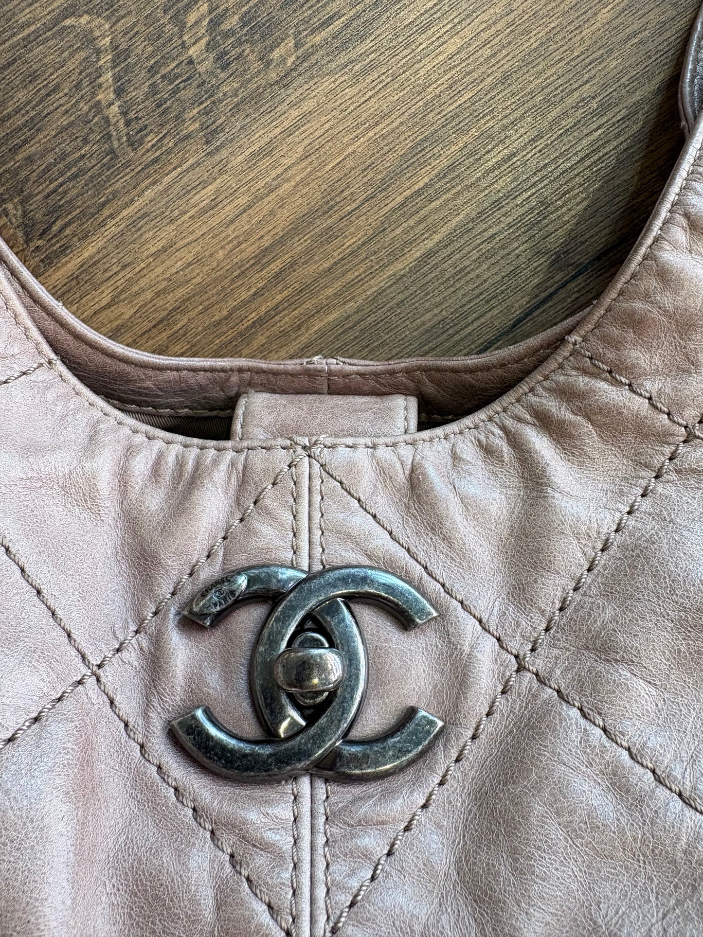 Chanel Coco Supple Hobo in pelle di vitello invecchiata trapuntata