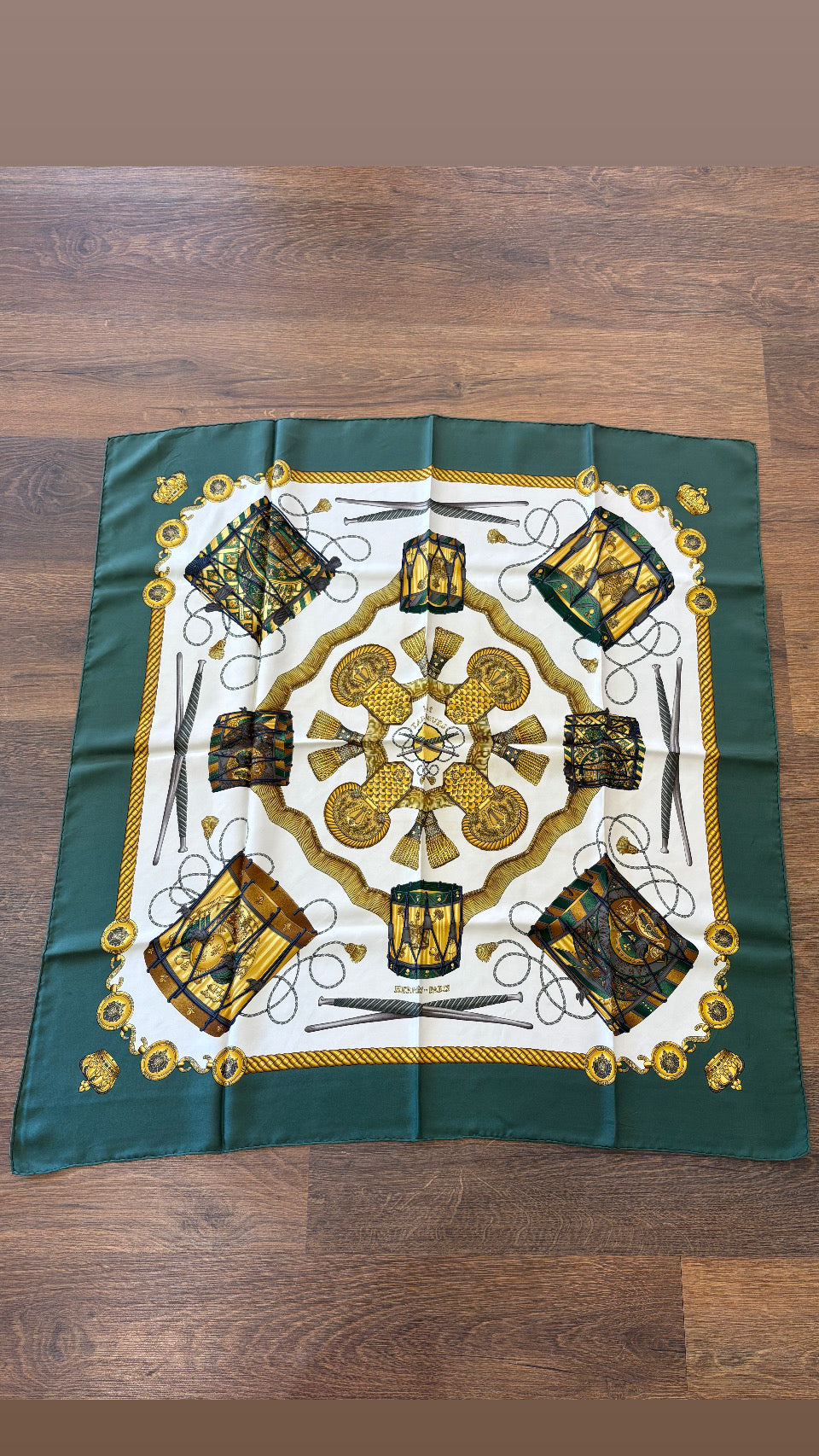 Hermès Paris Foulard Carré 90 "Les Tambours" in Seta Verde Bosco
