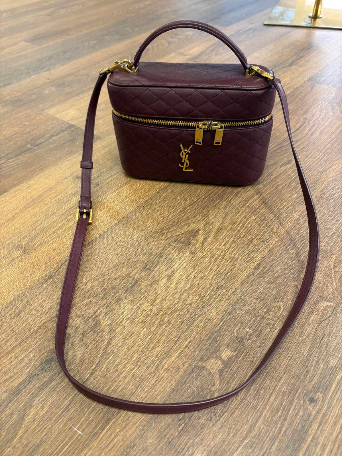Saint Laurent Gaby Vanity Rouge Cabernet. Nuovo