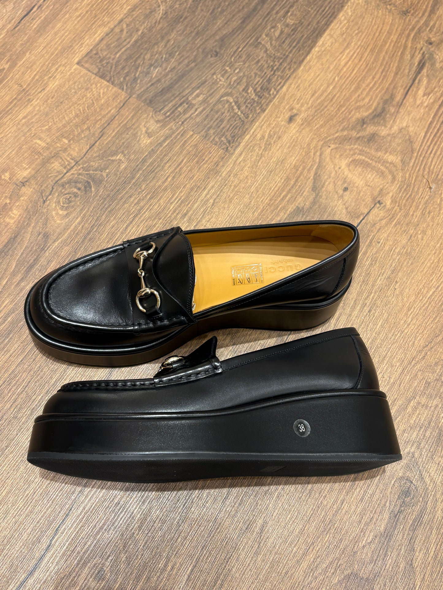 Gucci mocassini in pelle con morsetto . Nuovi