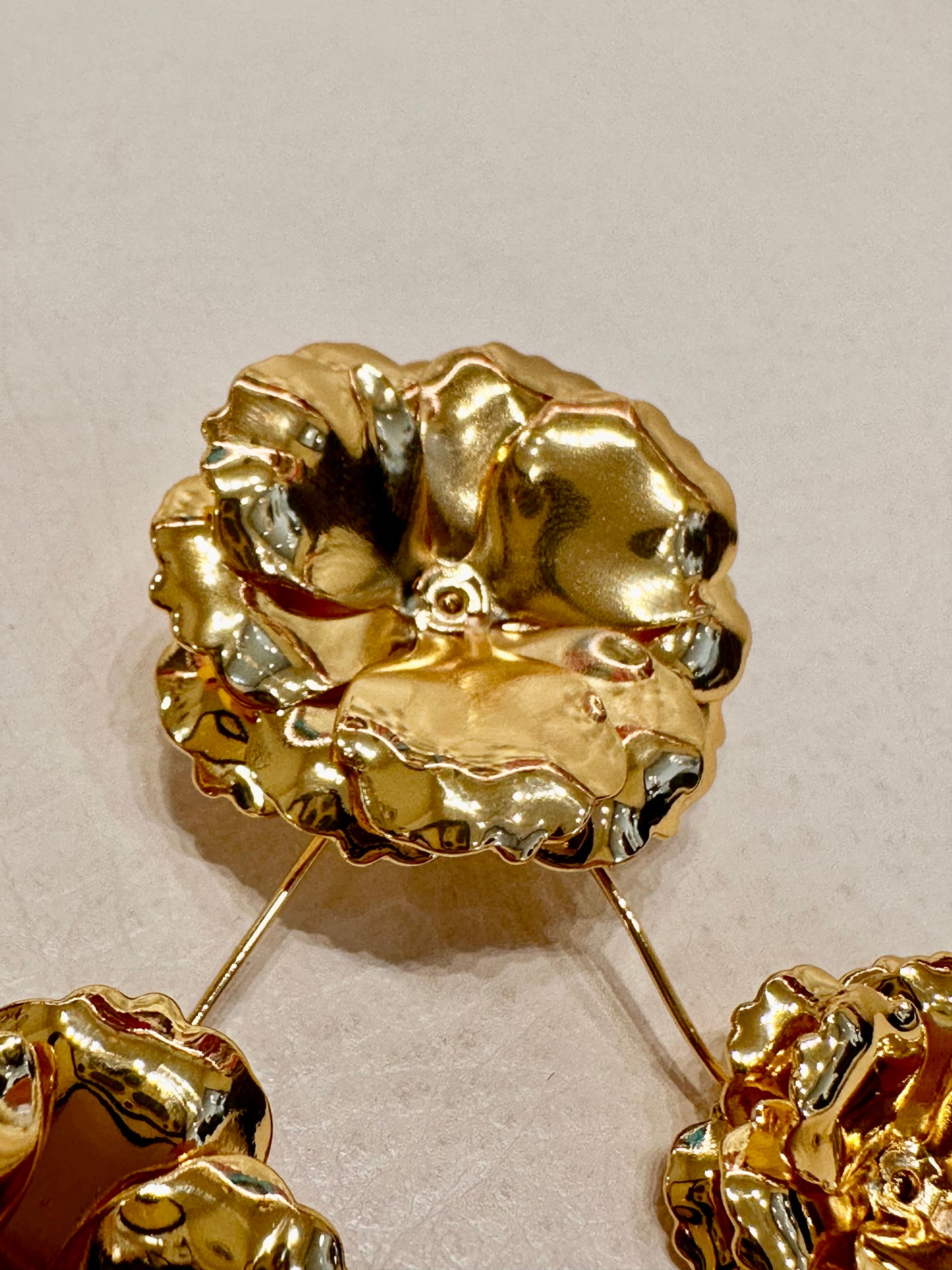 Orecchini in metallo dorato con fiore