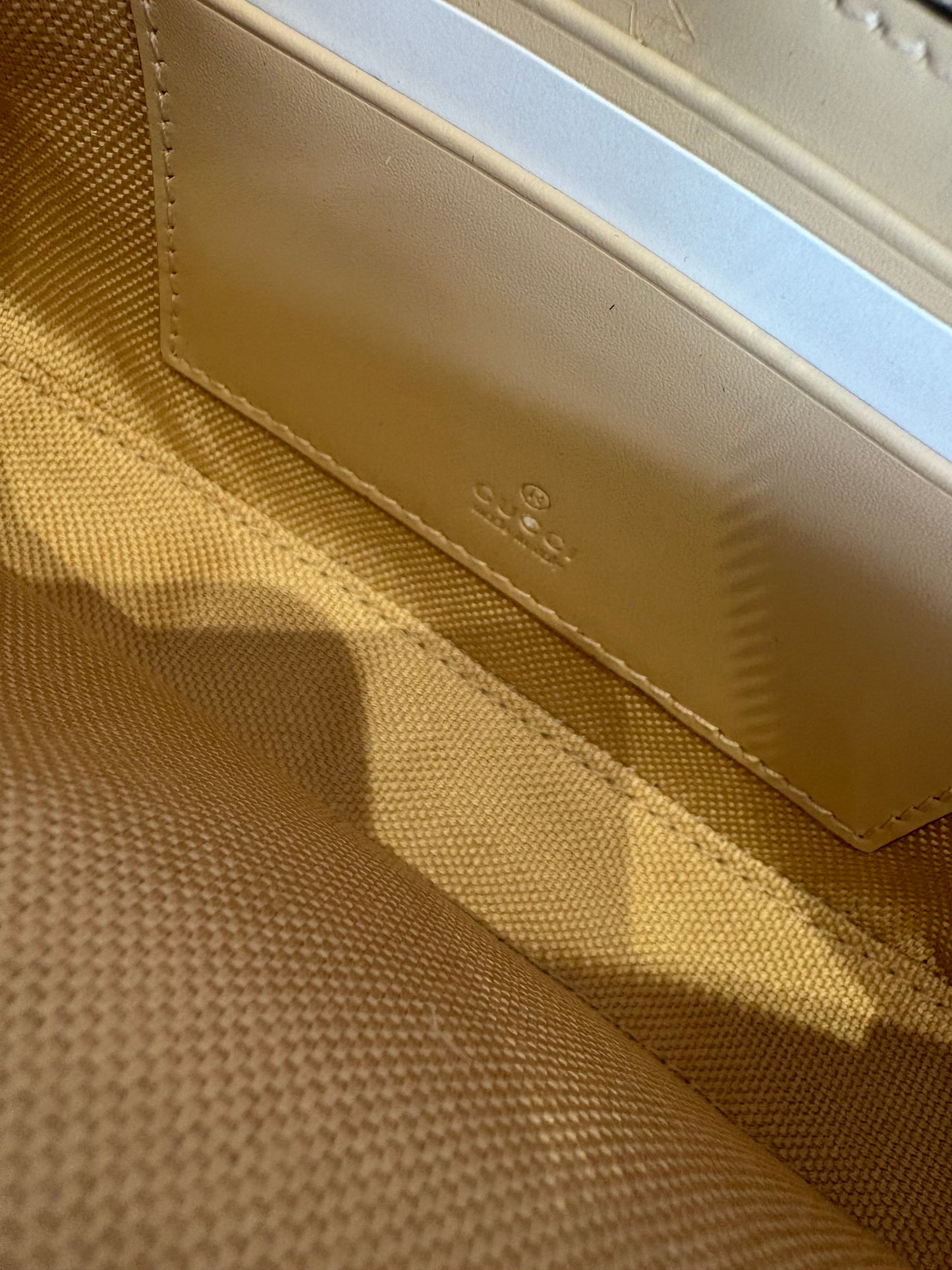 Borsa Mini Gucci Gilbert in Pelle Monogram GG Goffrata con Tracolla a Catena. Nuovo