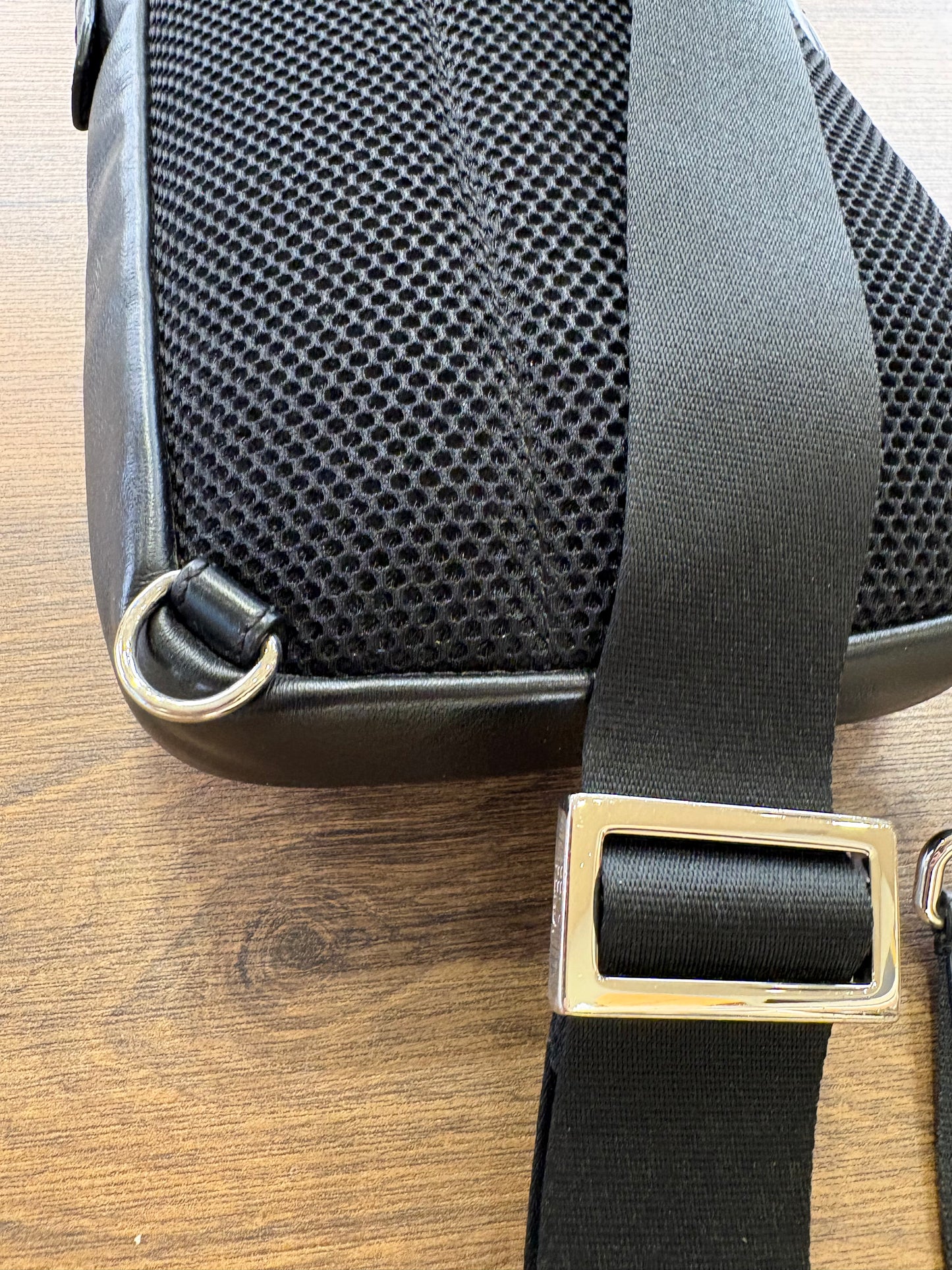 Zaino Monospalla Fendi FF Diagonal in Pelle e Tela Monogram NeroTabacco
