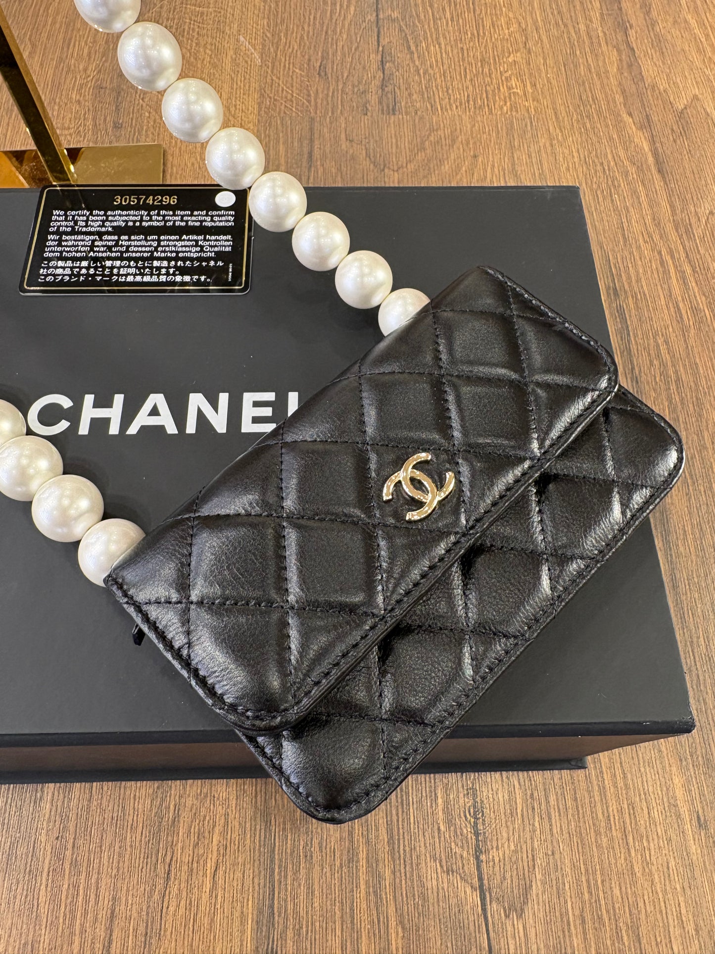 Chanel CC Mark Chain Wallet e perle