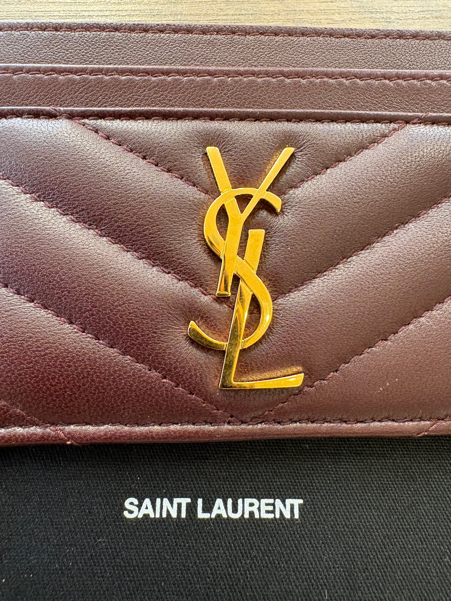 YSL Portacarte Cassandre Matelassé in Pelle Cabernet. Nuovo