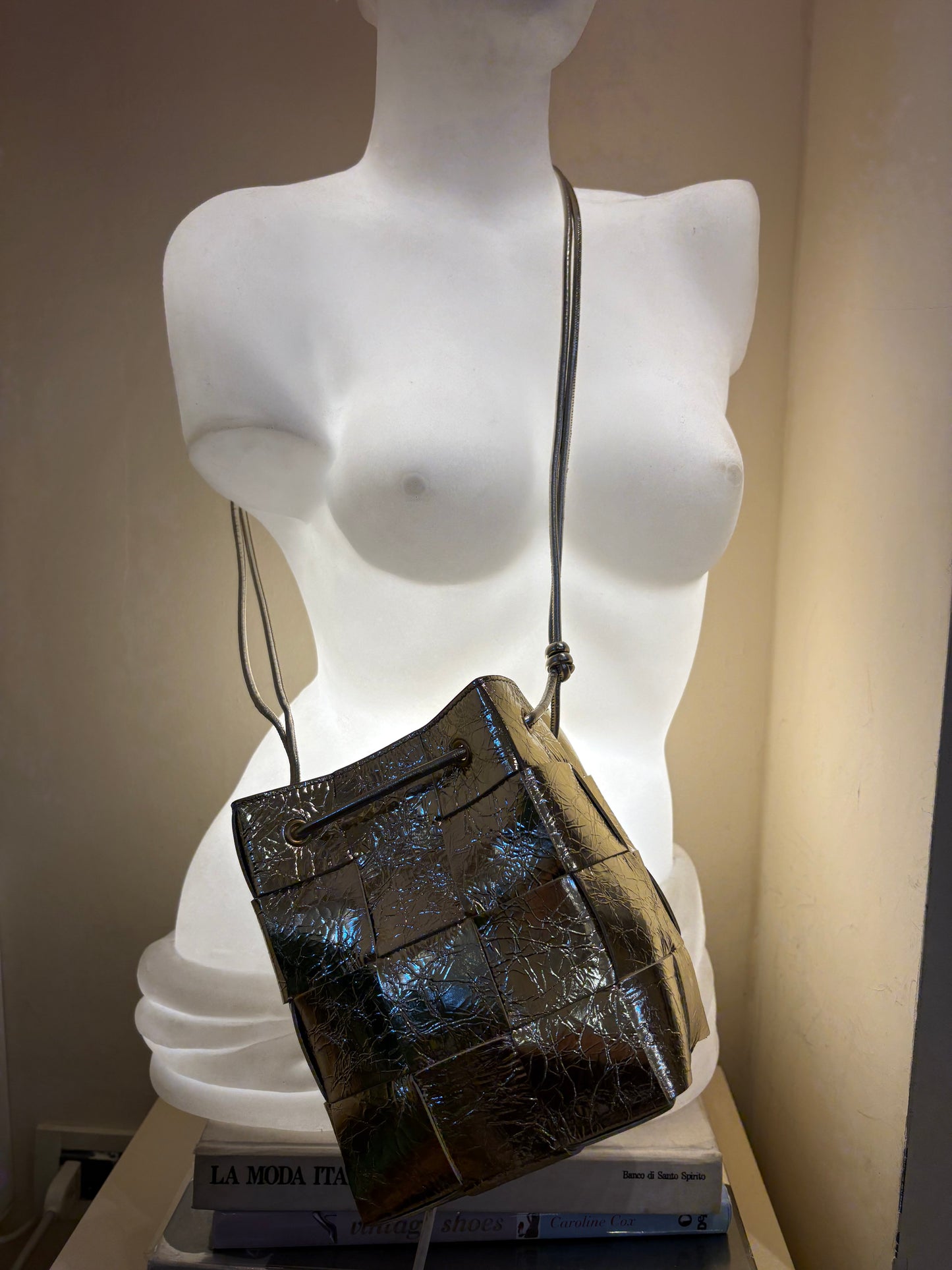 Bottega Veneta Borsa a Secchiello Cassette Small in Pelle Laminata Oro. Nuovo