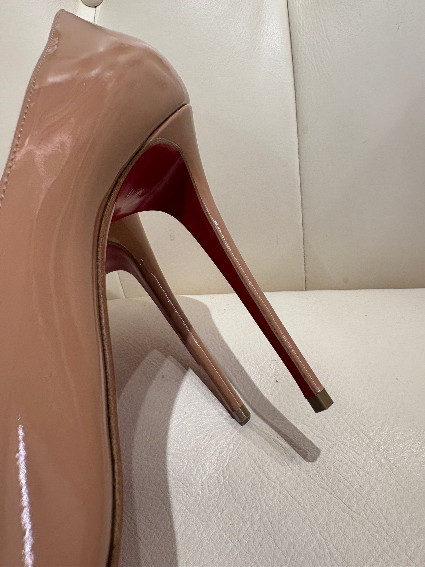 Louboutin Kate décolleté 100mm pelle verniciata cipria 40