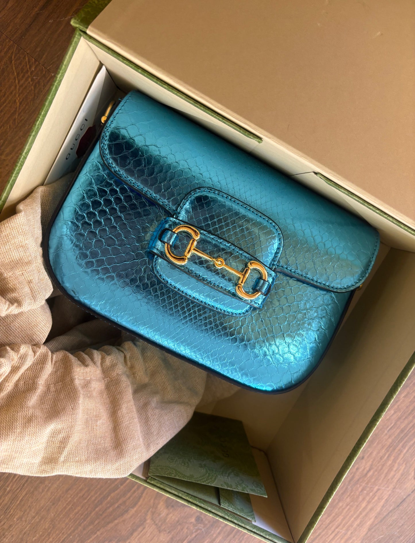 Borsa a Tracolla Gucci Horsebit 1955 Mini in Pitone Azzurro Metallizzato. Nuovo