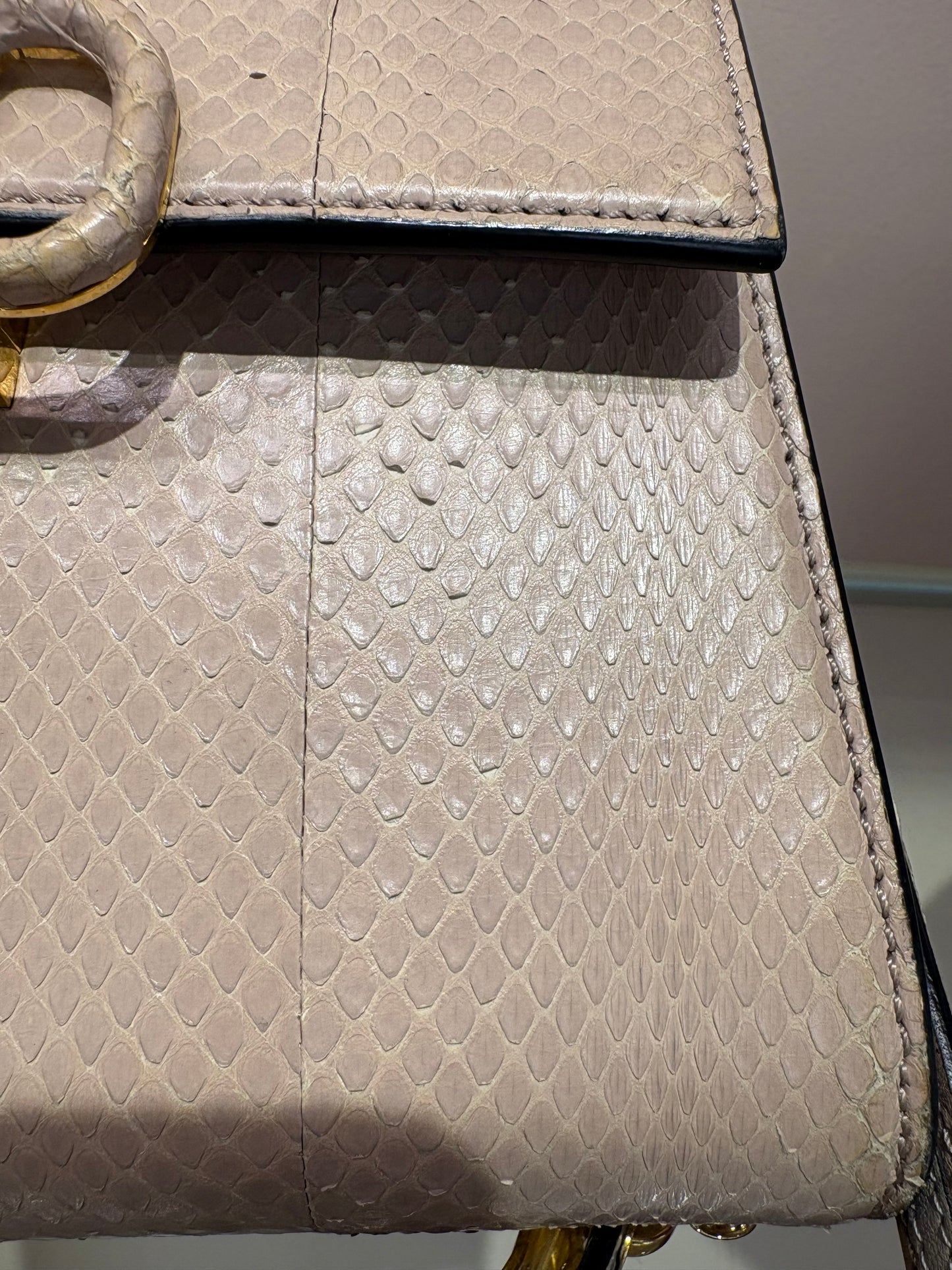 Valentino Garavani VSLING borsa small in pitone rosa chiaro