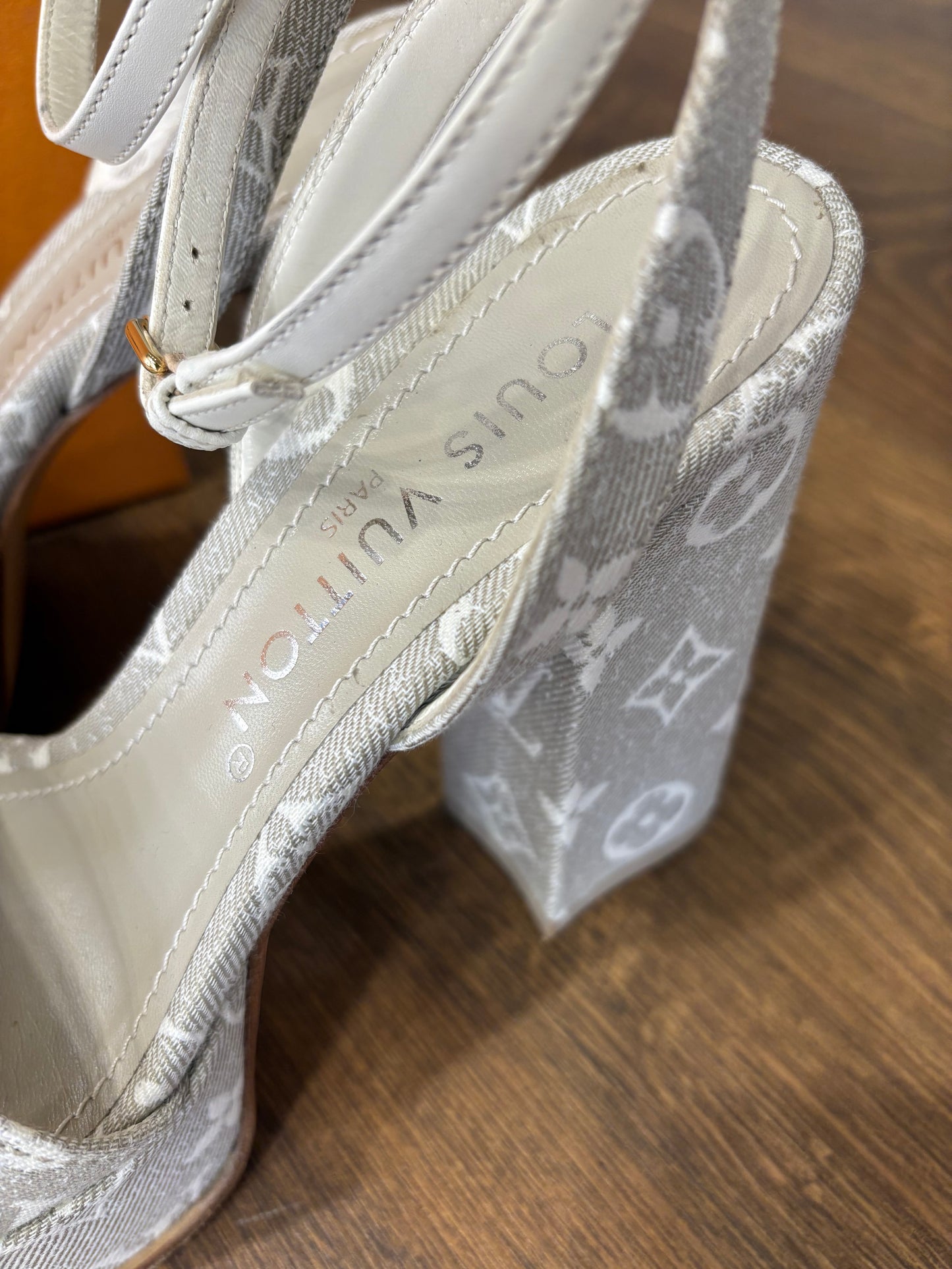 Louis Vuitton sandali 39