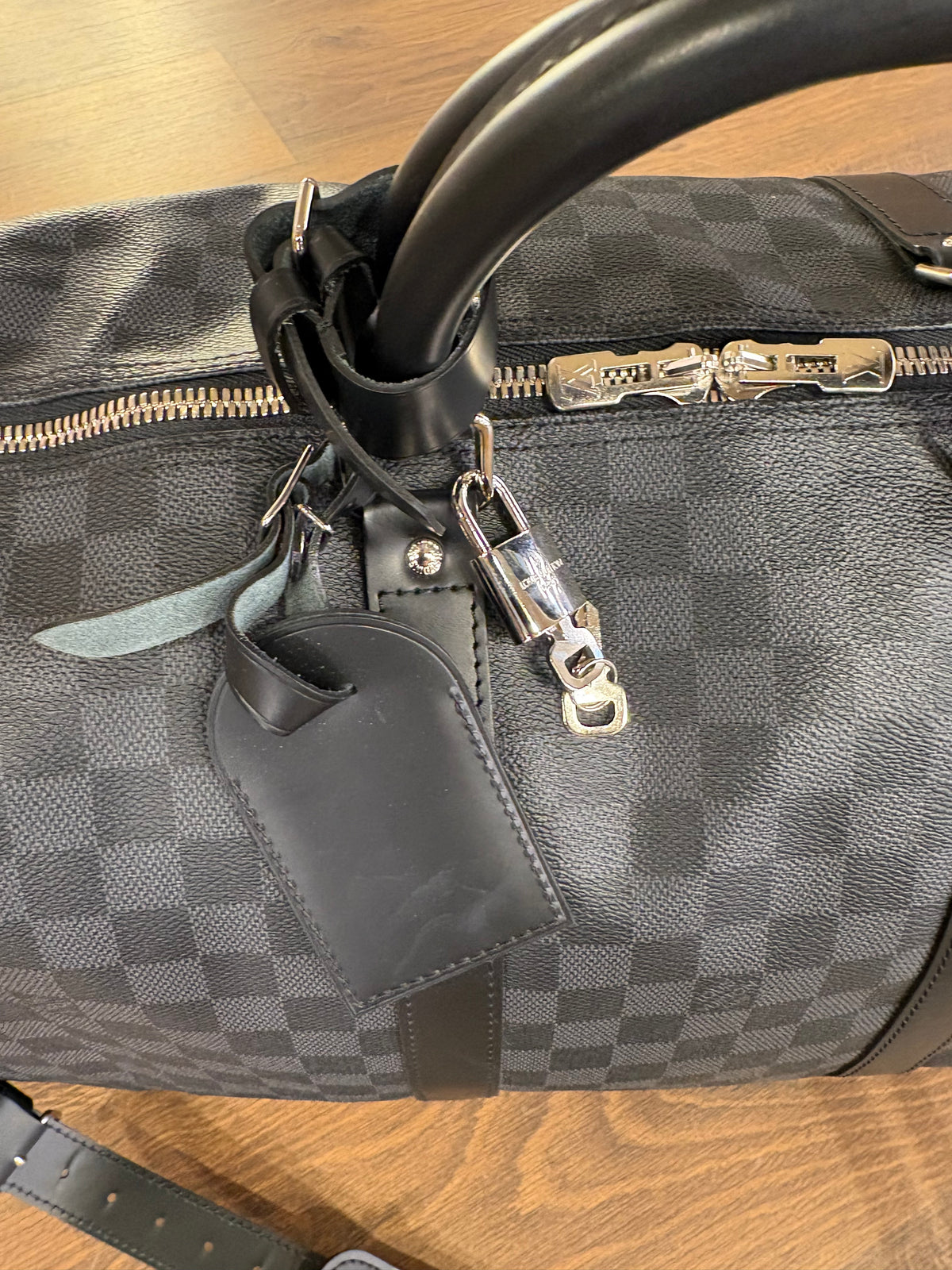 Louis Vuitton Keepall Bandoulière 55 in tela damier graphite e pelle nera