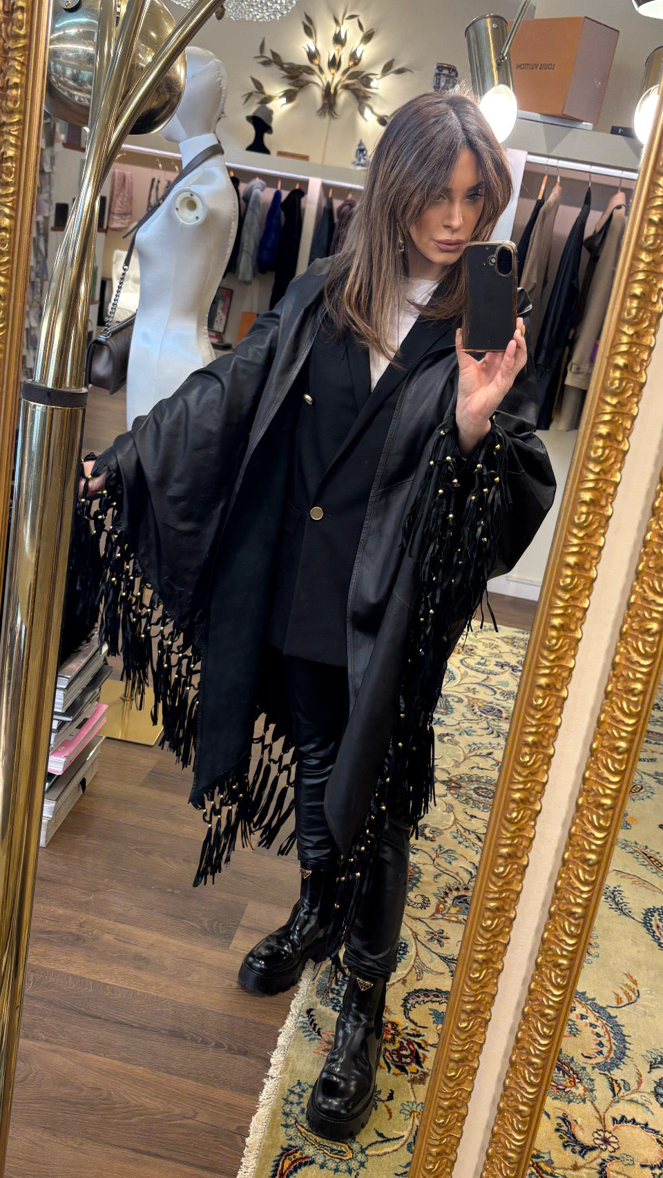 Maxi stola in pelle di agnello nera con frange