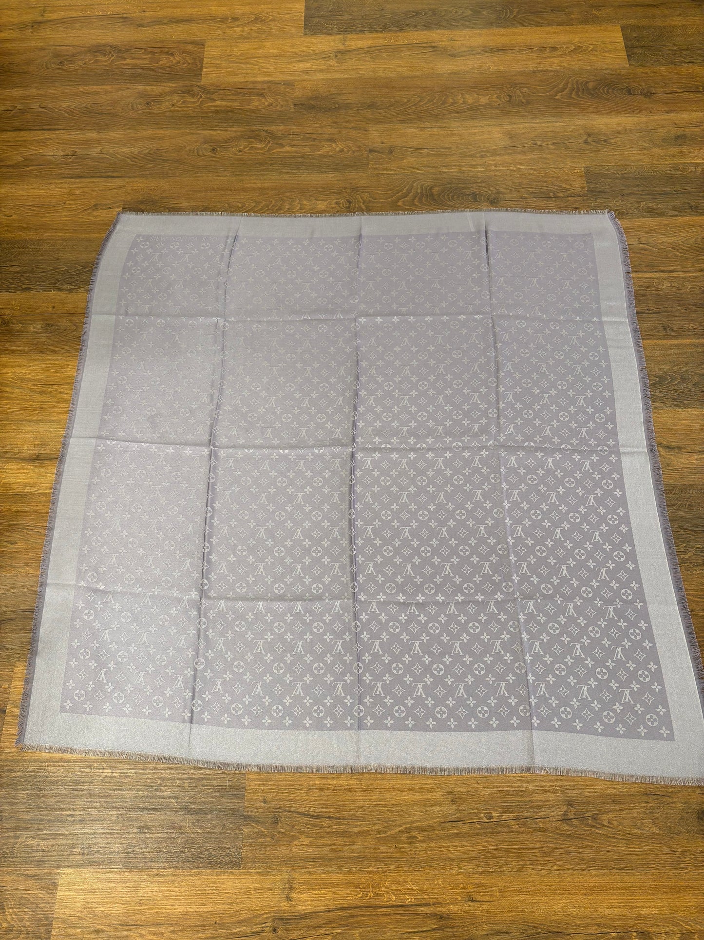 Louis Vuitton scialle monogram shine