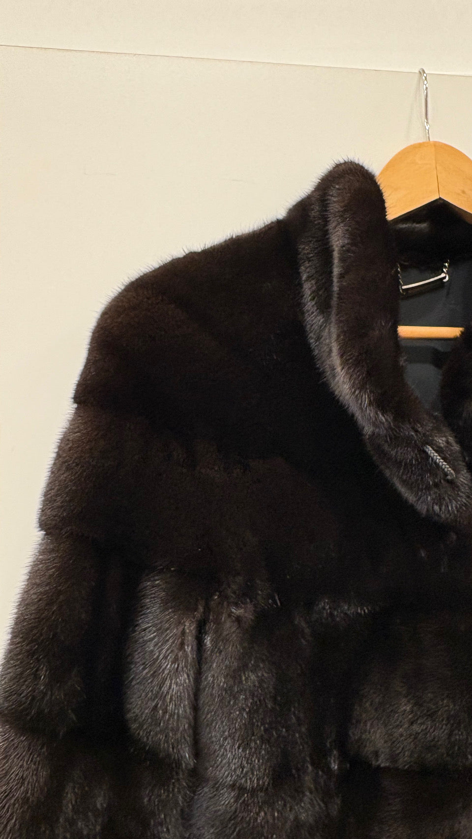 Visone nero avvitato taglio orizzontale