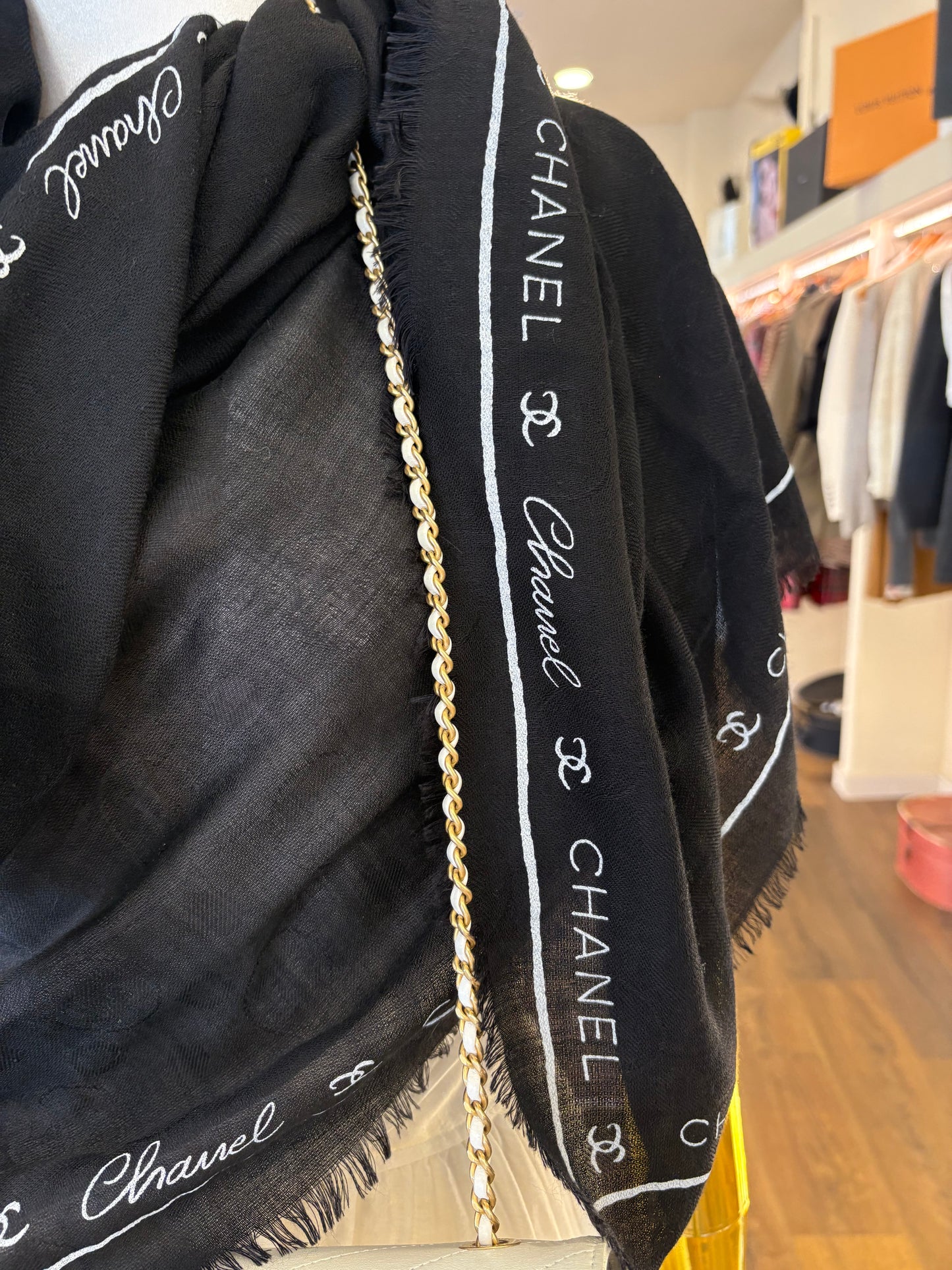 Chanel Maxi Stola Logata in Cashmere e Seta Nero/Bianco