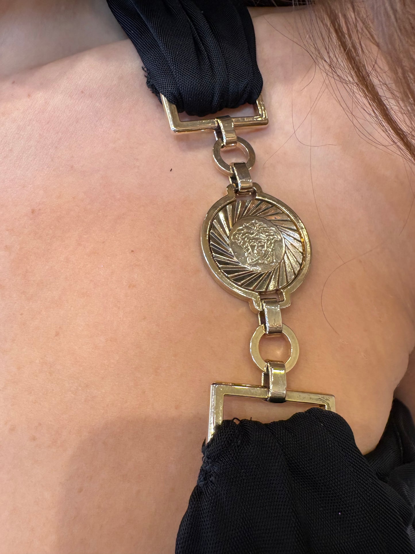 Versace tubino scollatura asimmetrica con medusa gold