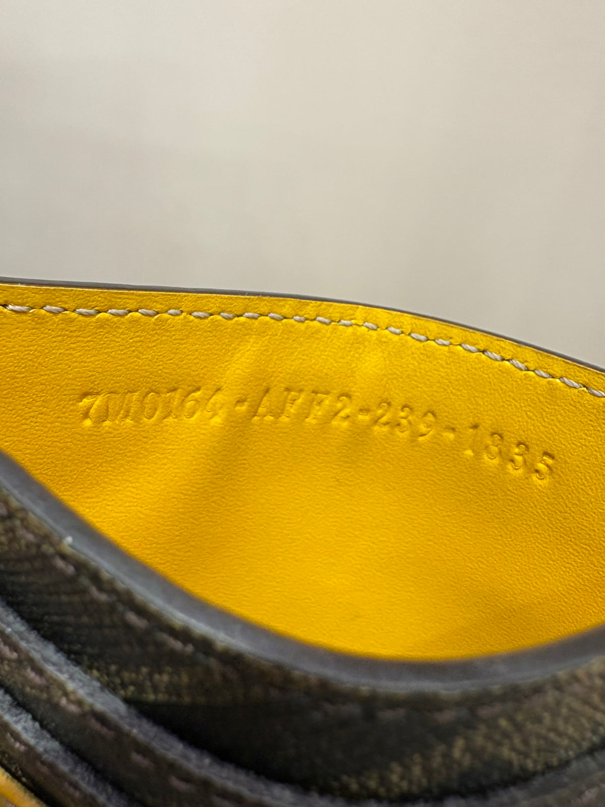 Fendi Portacarte FF Squared in Pelle e Tessuto Jacquard – Giallo Mimosa e Tabacco