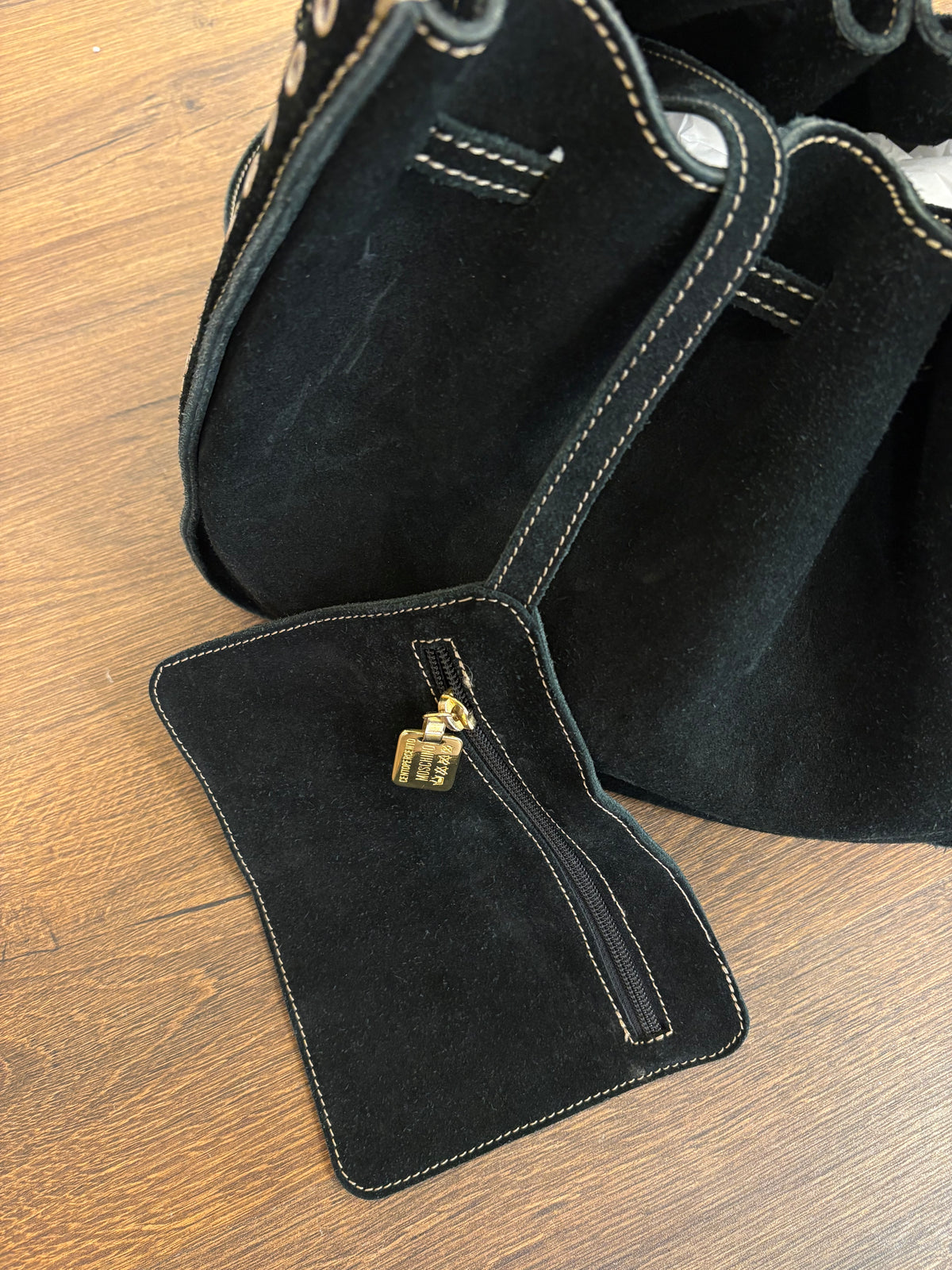 Moschino secchiello in suede nero metallo dorato . Vintage