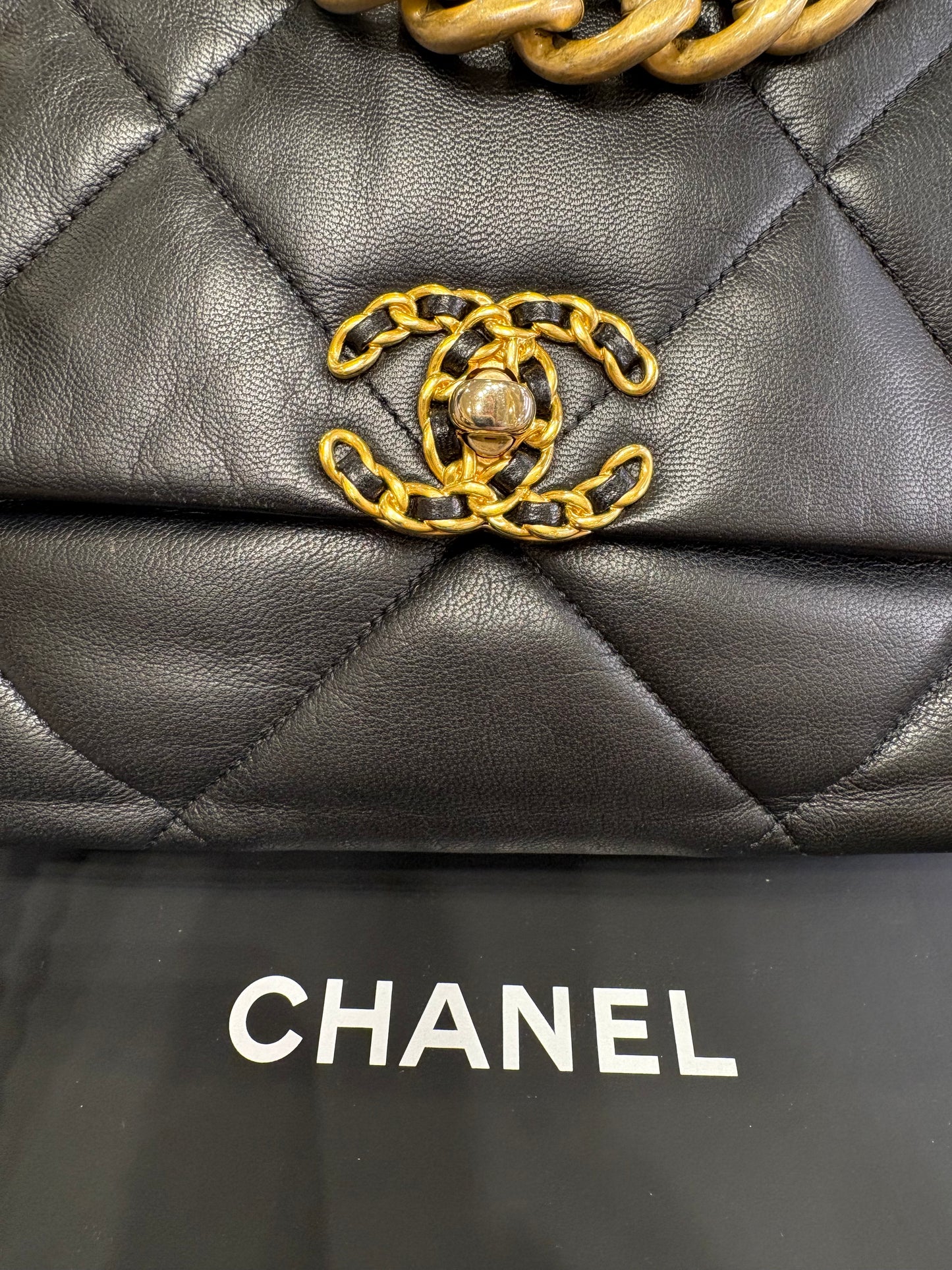 Borsa Chanel 19 Large Pelle d'Agnello Nera con Hardware Silver Gold