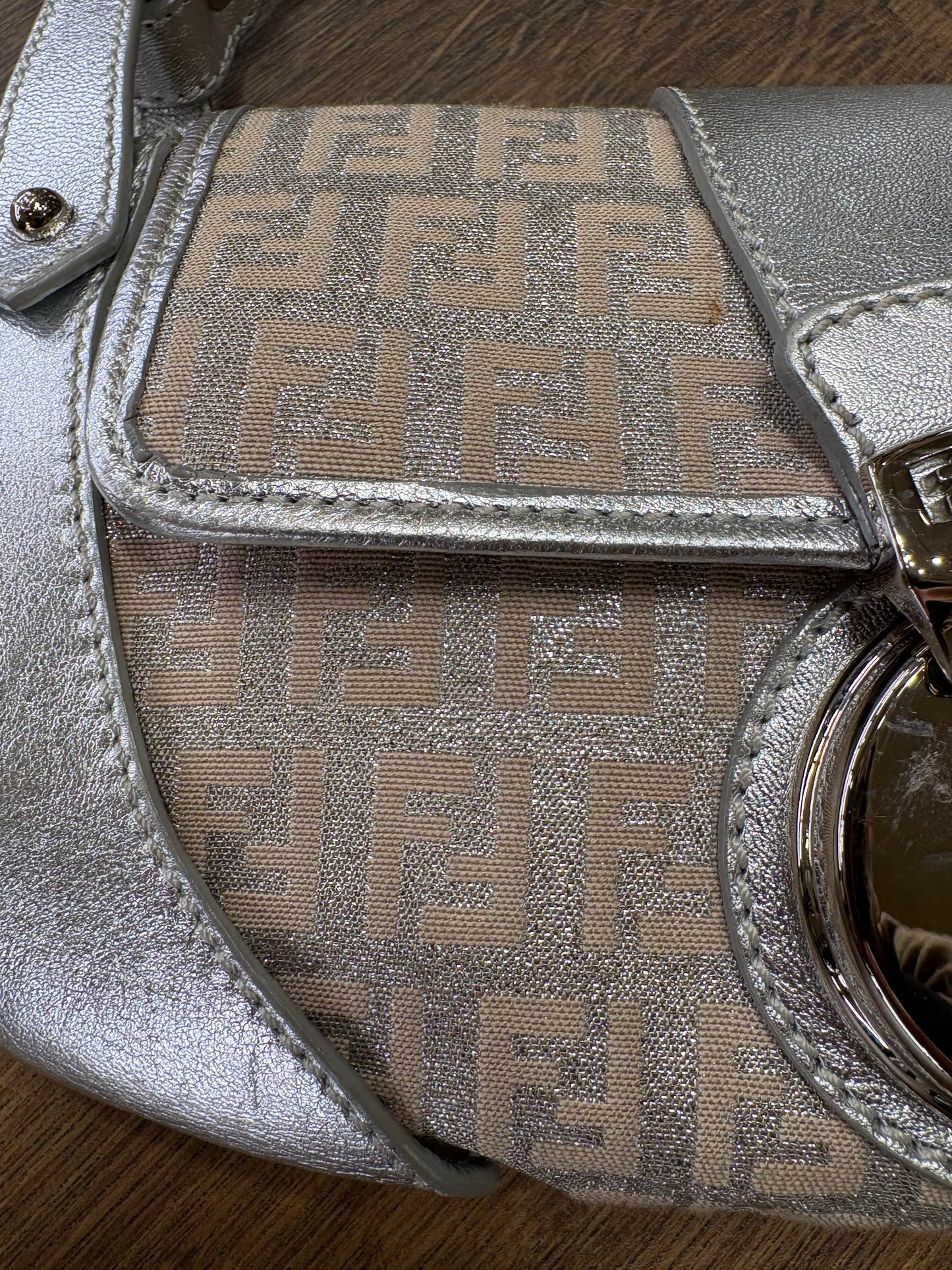 Fendi borsa Tuc ( compilation Baguette ) in tela argento e pelle argento/oro