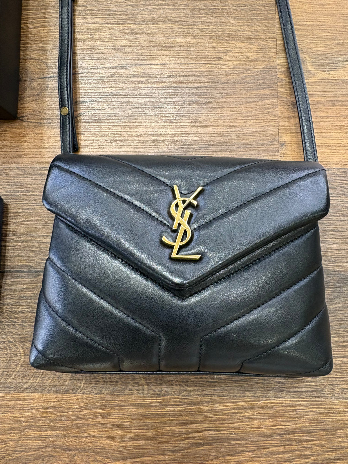 Saint Laurent Loulou Toy/Mini d'Archivio in Pelle Matelassé Nera con Hardware Dorato