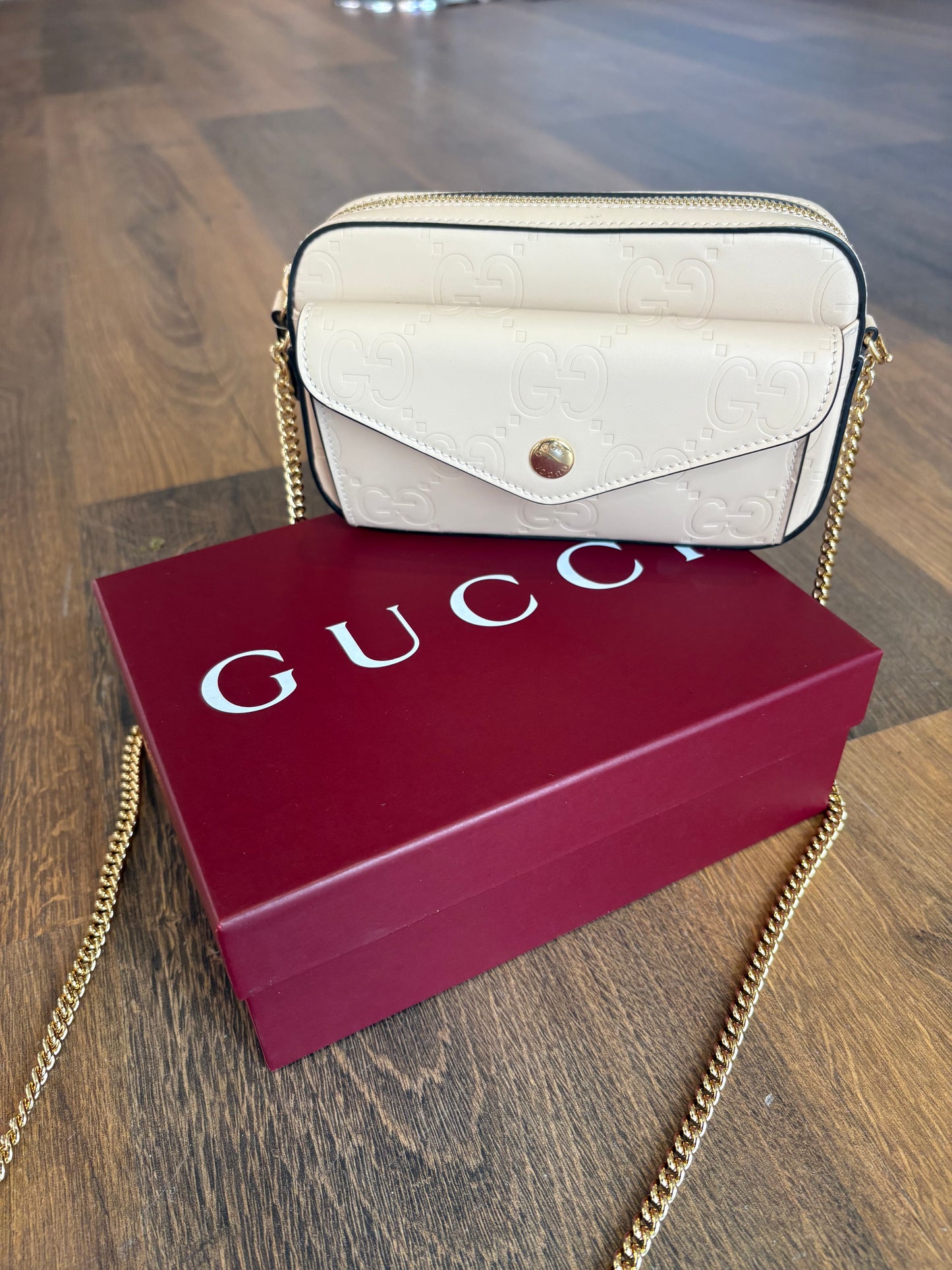 Borsa Mini Gucci Gilbert in Pelle Monogram GG Goffrata con Tracolla a Catena. Nuovo