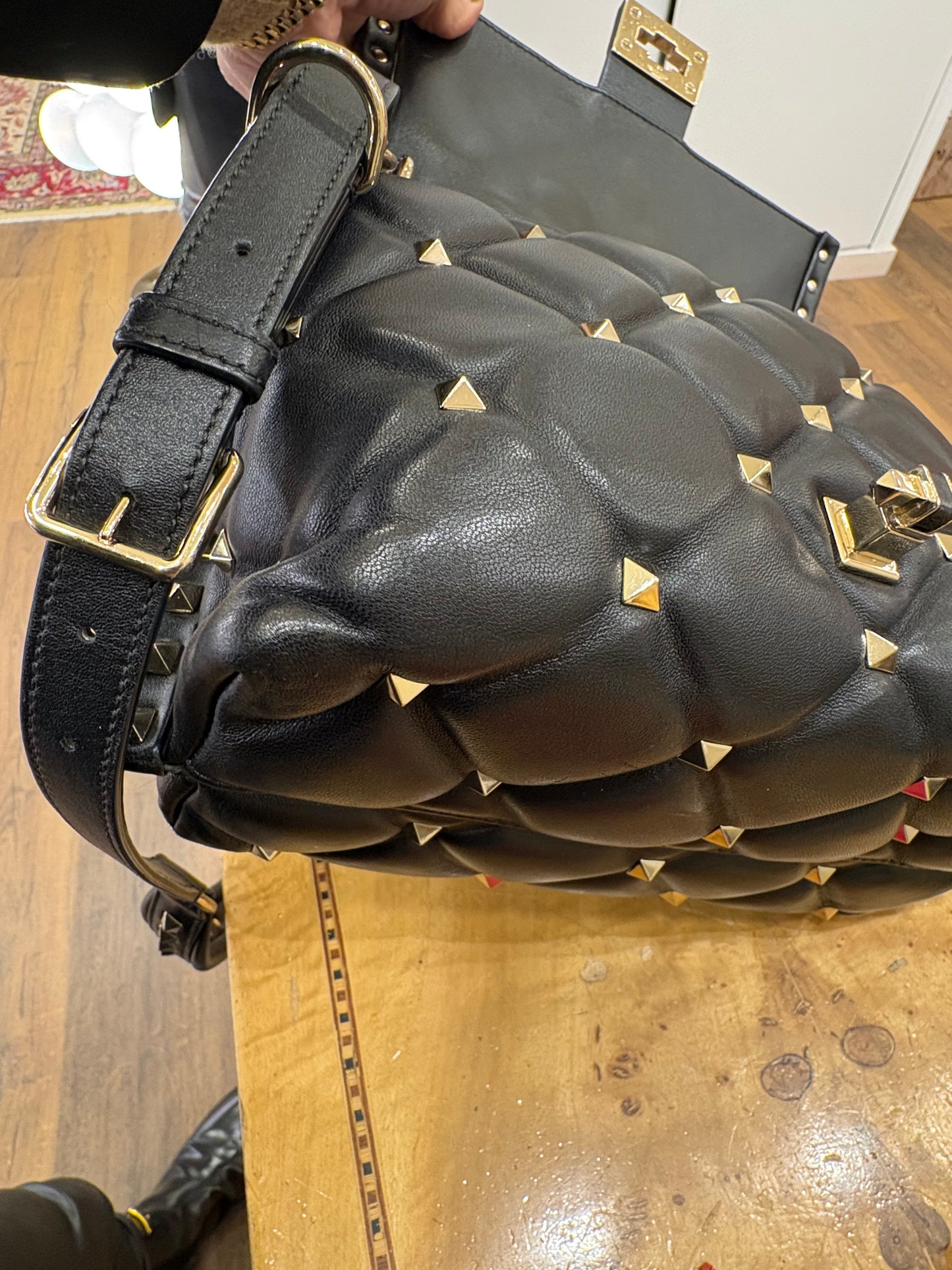 Valentino Garavani Candy Stud in pelle nera con logo VLTN