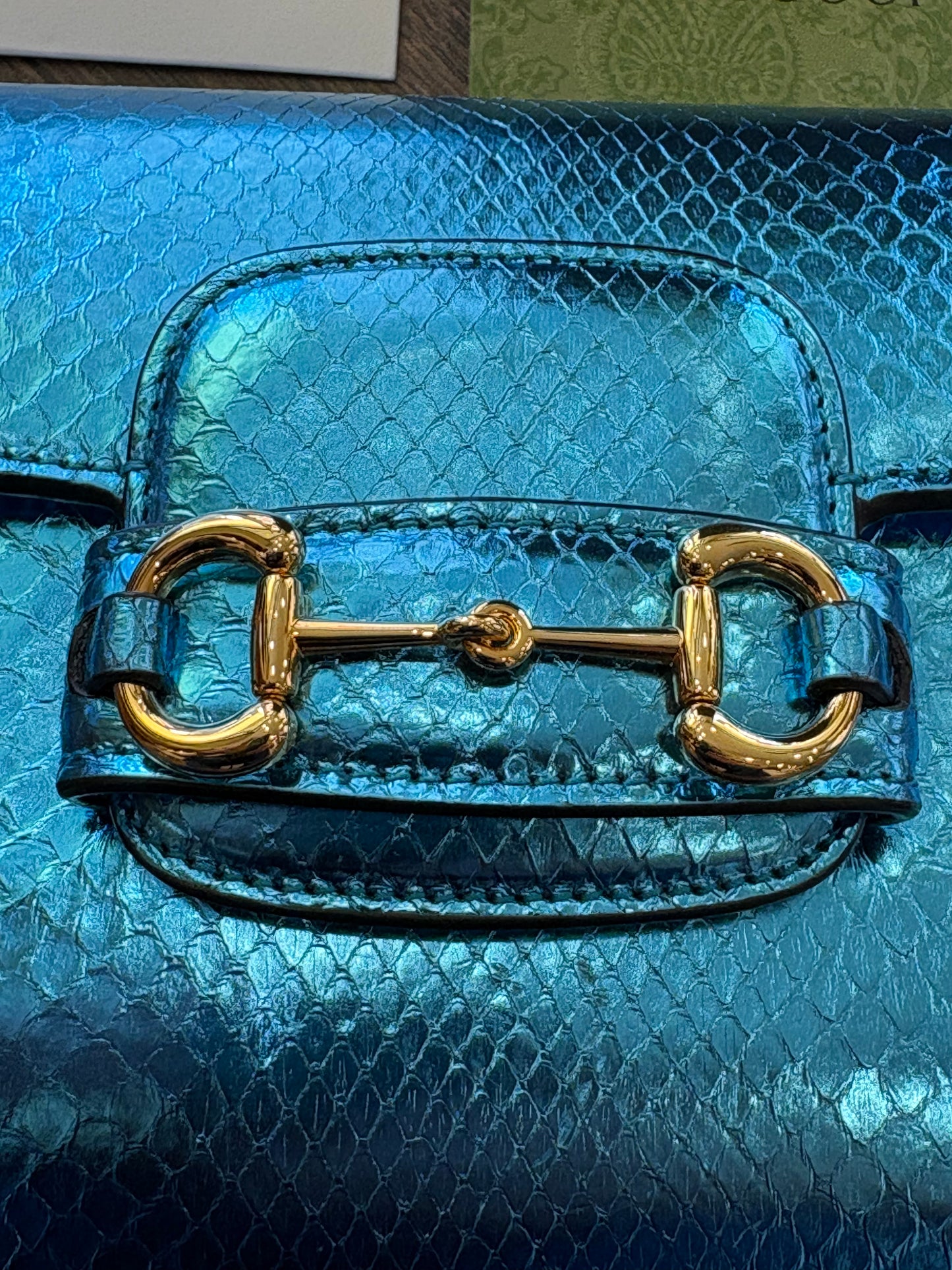 Borsa a Tracolla Gucci Horsebit 1955 Mini in Pitone Azzurro Metallizzato. Nuovo