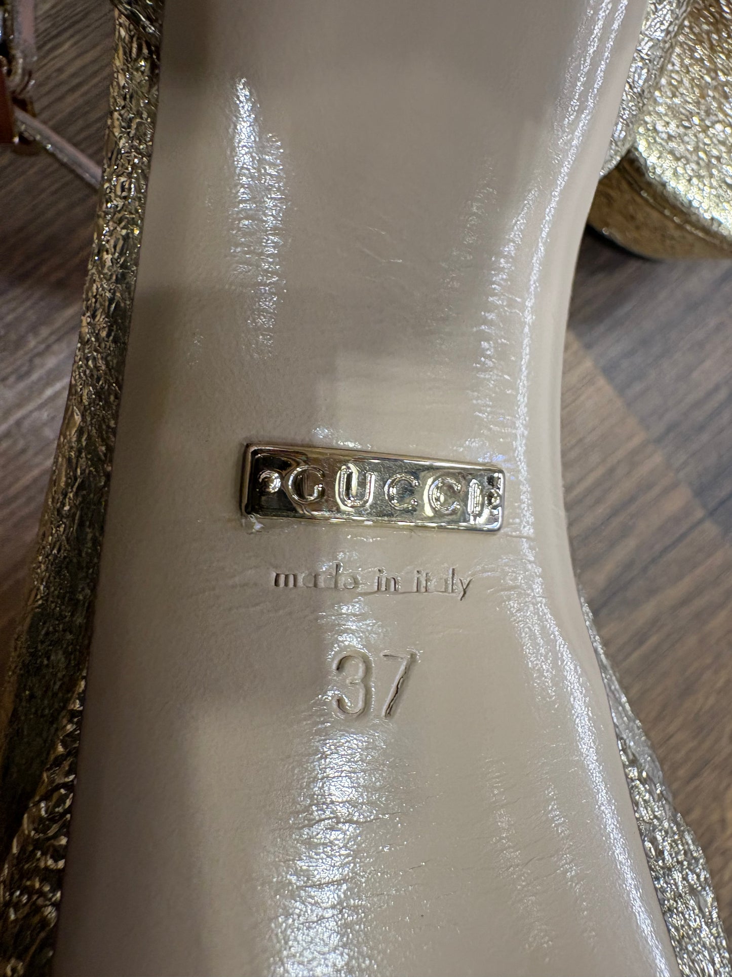 Gucci sandali in pelle oro 37