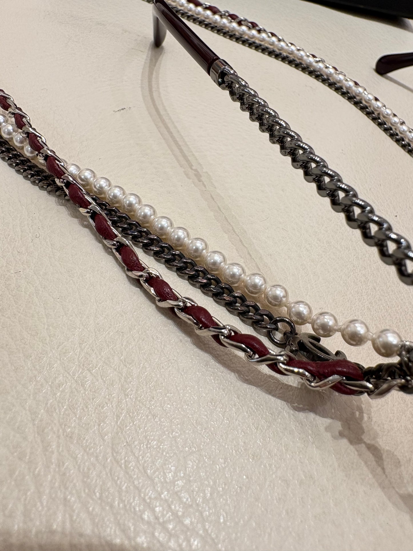 Chanel occhiali da sole round catene pelle e perle lenti rosa sfumate