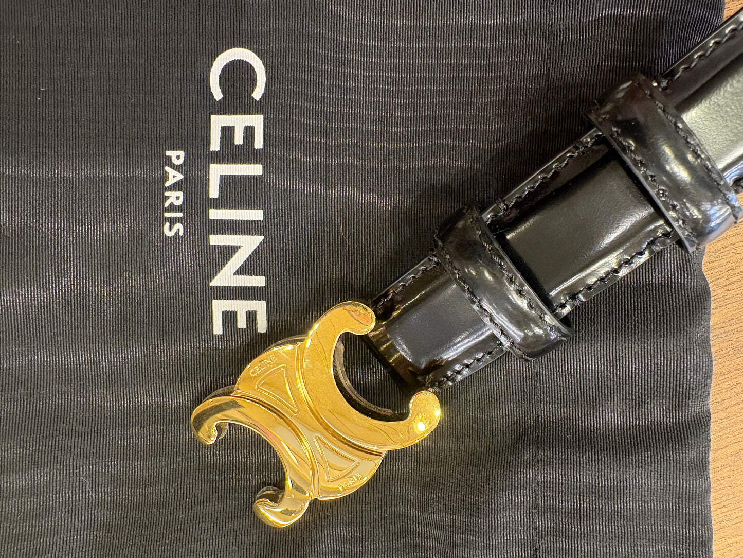 Celine Cintura Sottile in Pelle Verniciata Nera con Fibbia Oro