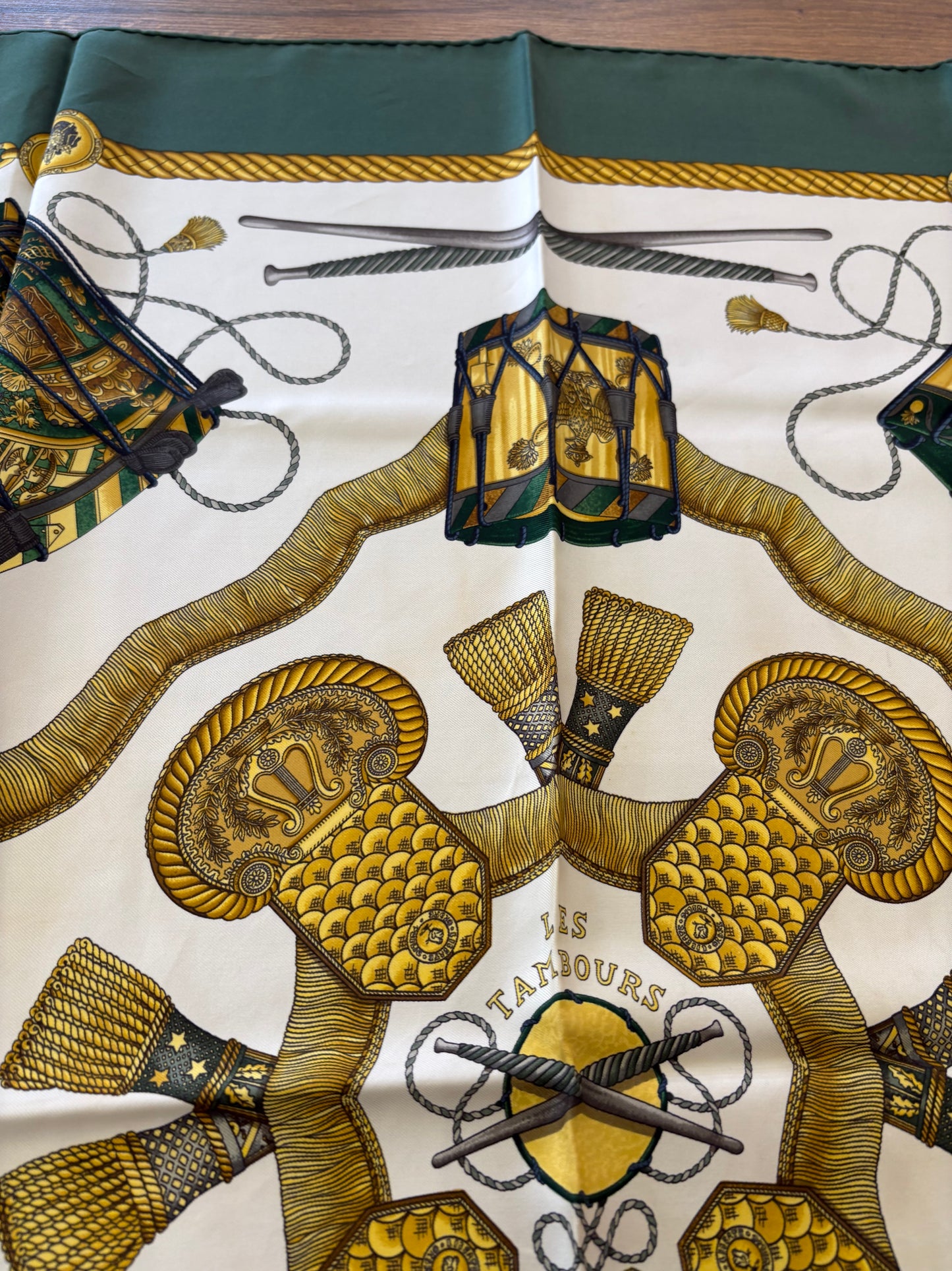 Hermès Paris Foulard Carré 90 "Les Tambours" in Seta Verde Bosco