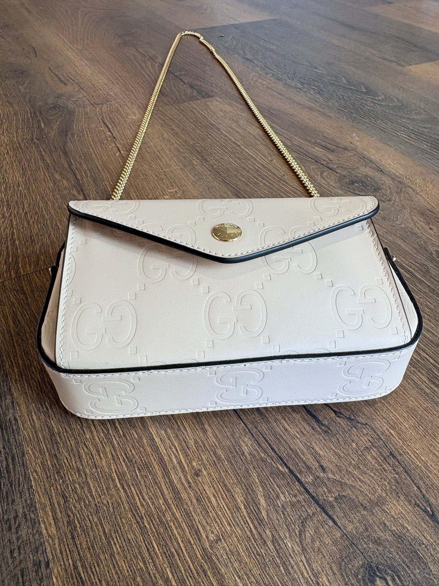 Borsa Mini Gucci Gilbert in Pelle Monogram GG Goffrata con Tracolla a Catena. Nuovo