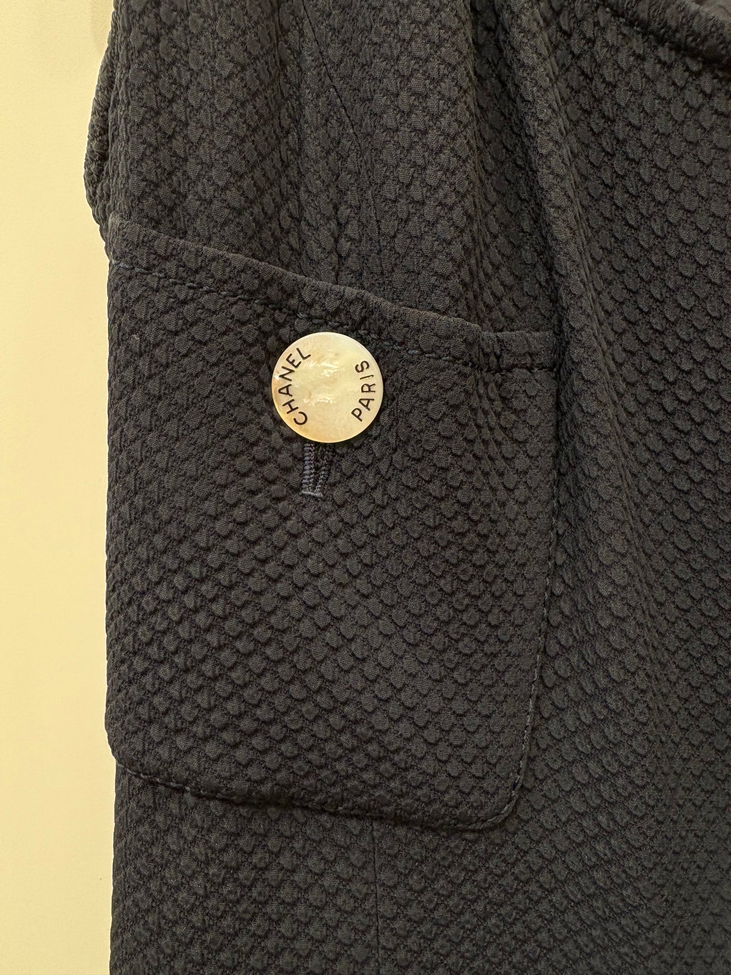 Chanel abito blu bottoni madreperla logo