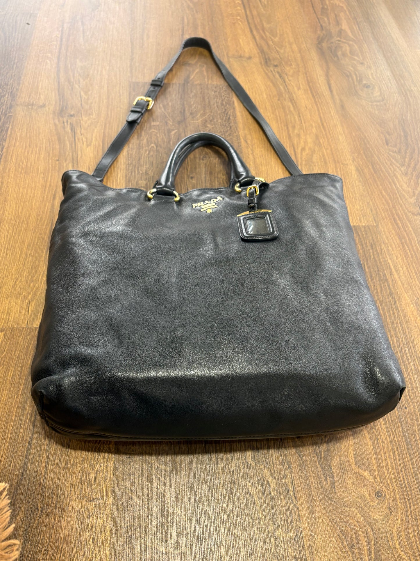 Prada shopping bag in pelle nera martellata