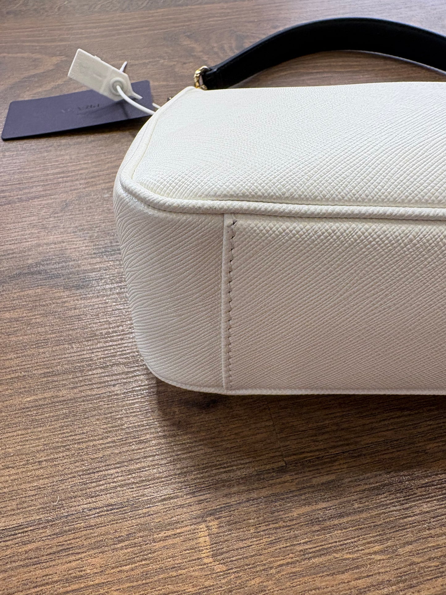 Borsa Prada Re-Edition 2005 in Pelle Saffiano Bianco e Dettagli Cocco Nero. Nuovo