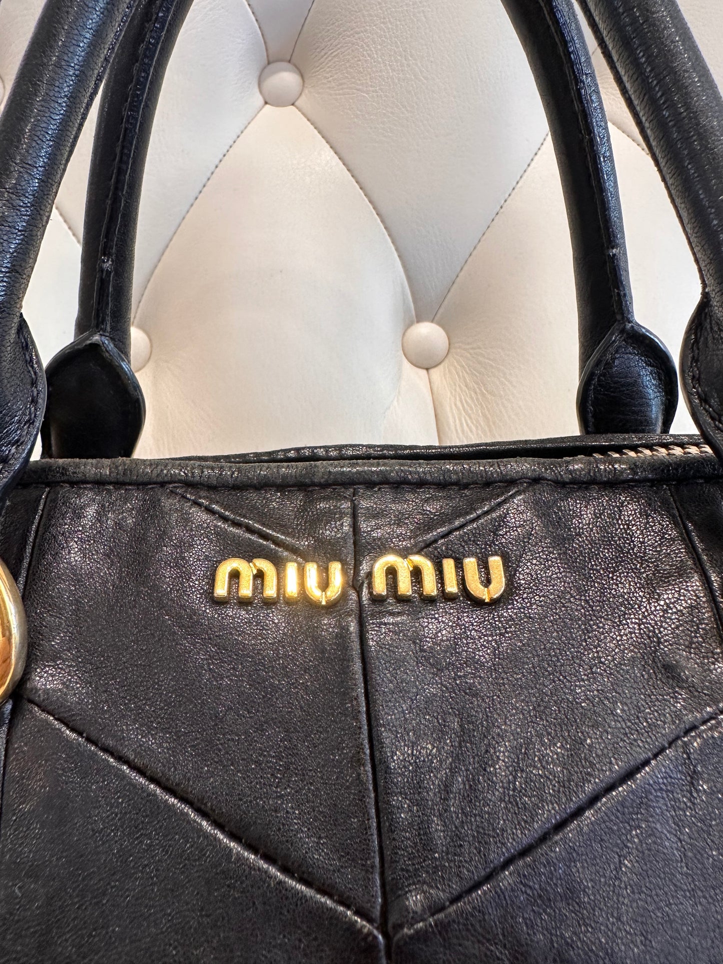 Miu Miu borsa con borchie dorate