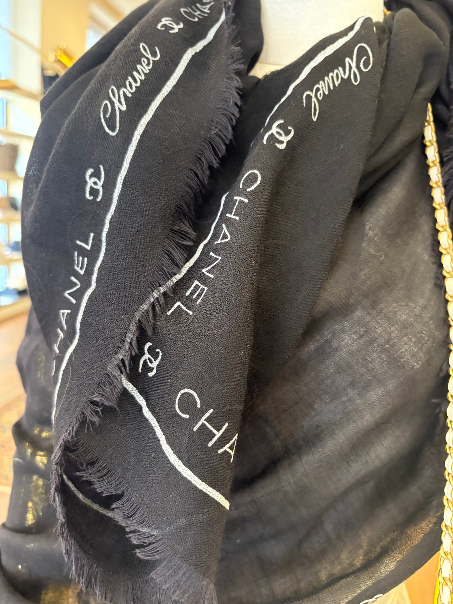 Chanel Maxi Stola Logata in Cashmere e Seta Nero/Bianco