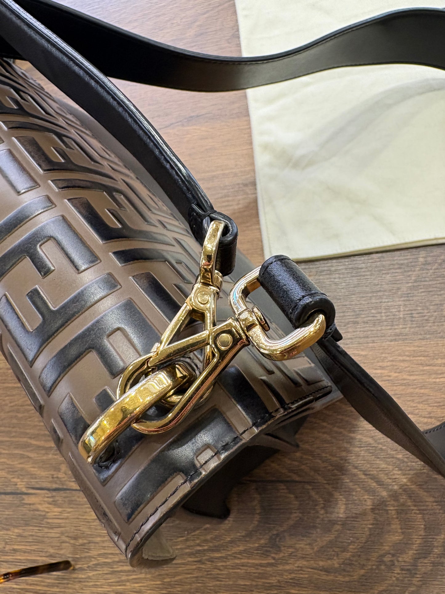 Fendi Kan U Medium in Vitello Liberty Bi-Color con Patta Goffrata FF