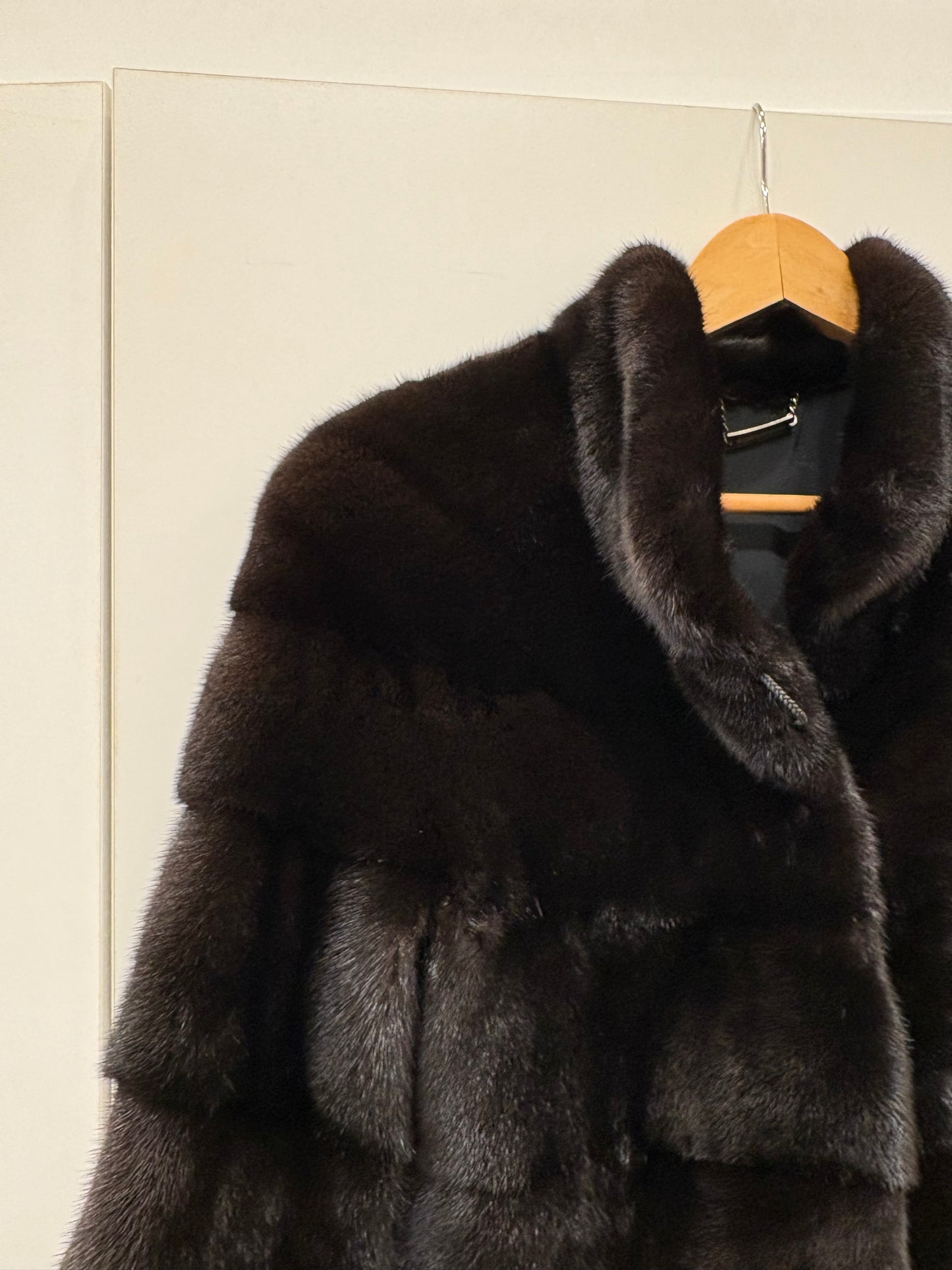 Visone nero avvitato taglio orizzontale