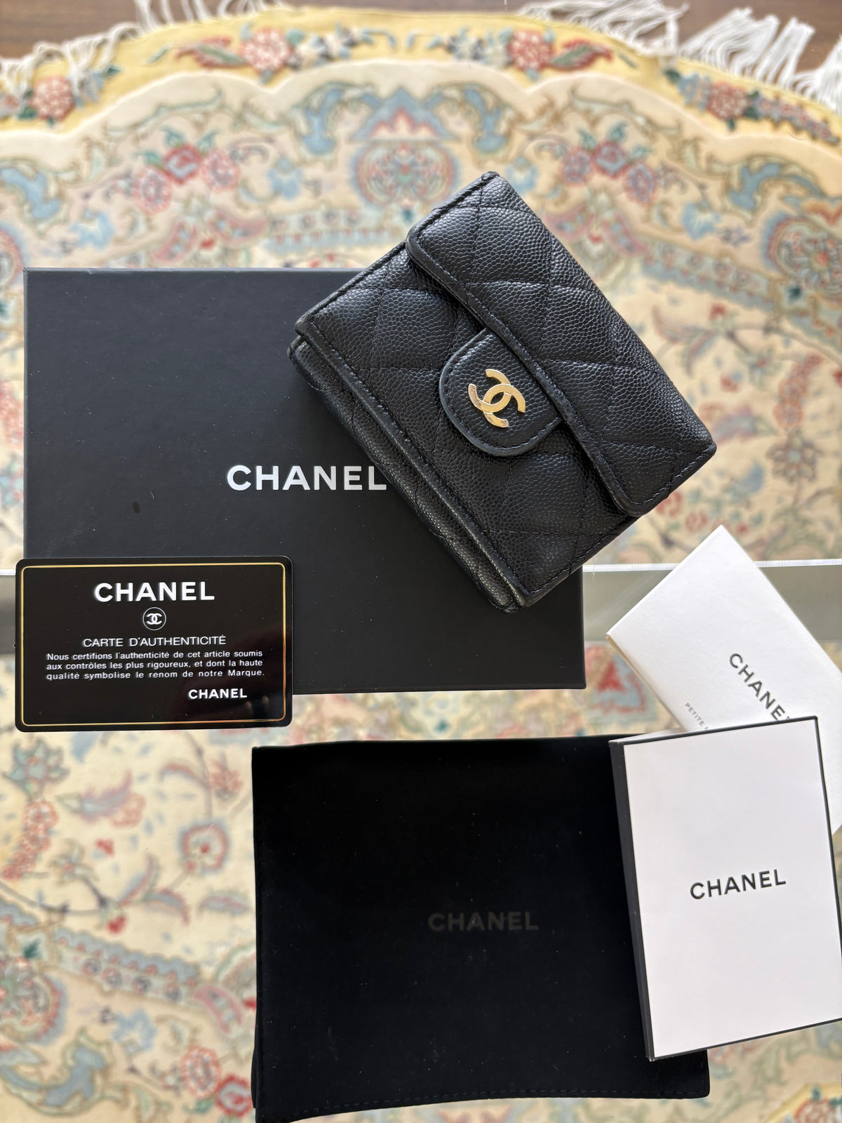 Chanel Portafoglio Compatto Classico con Patta Small in Pelle Lambskin Nera e Metallo Dorato