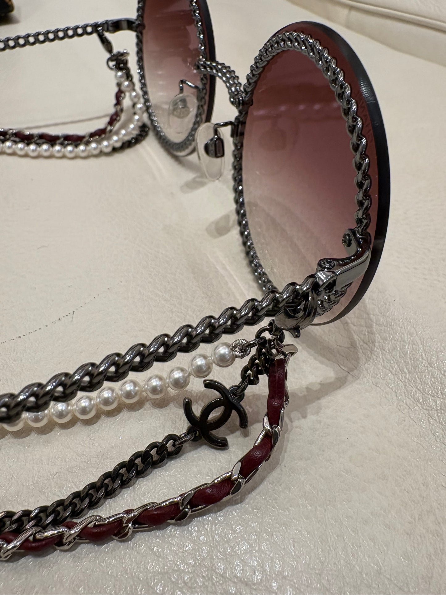 Chanel occhiali da sole round catene pelle e perle lenti rosa sfumate