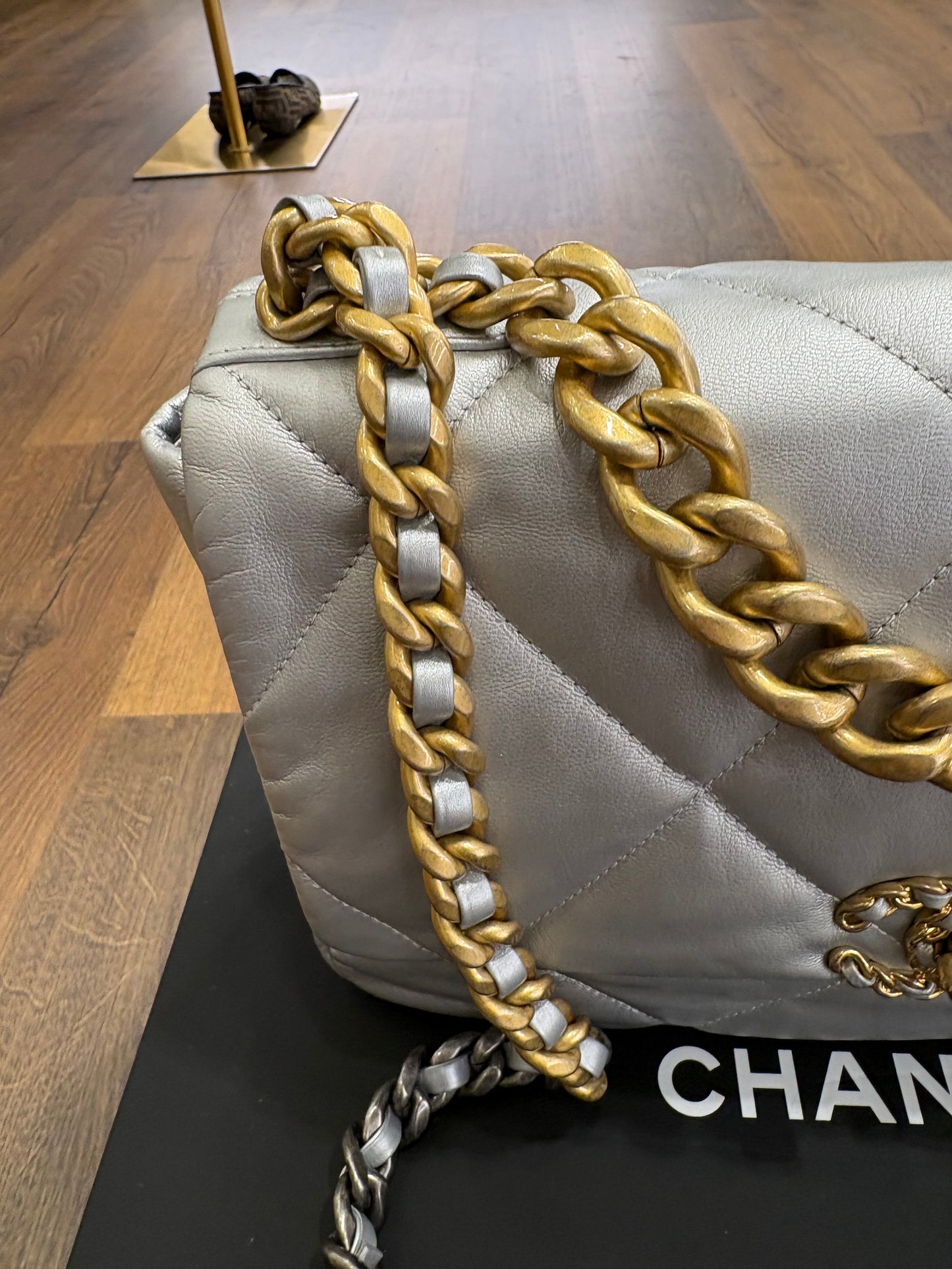 Chanel C19  media in pelle argento hw silver / gold