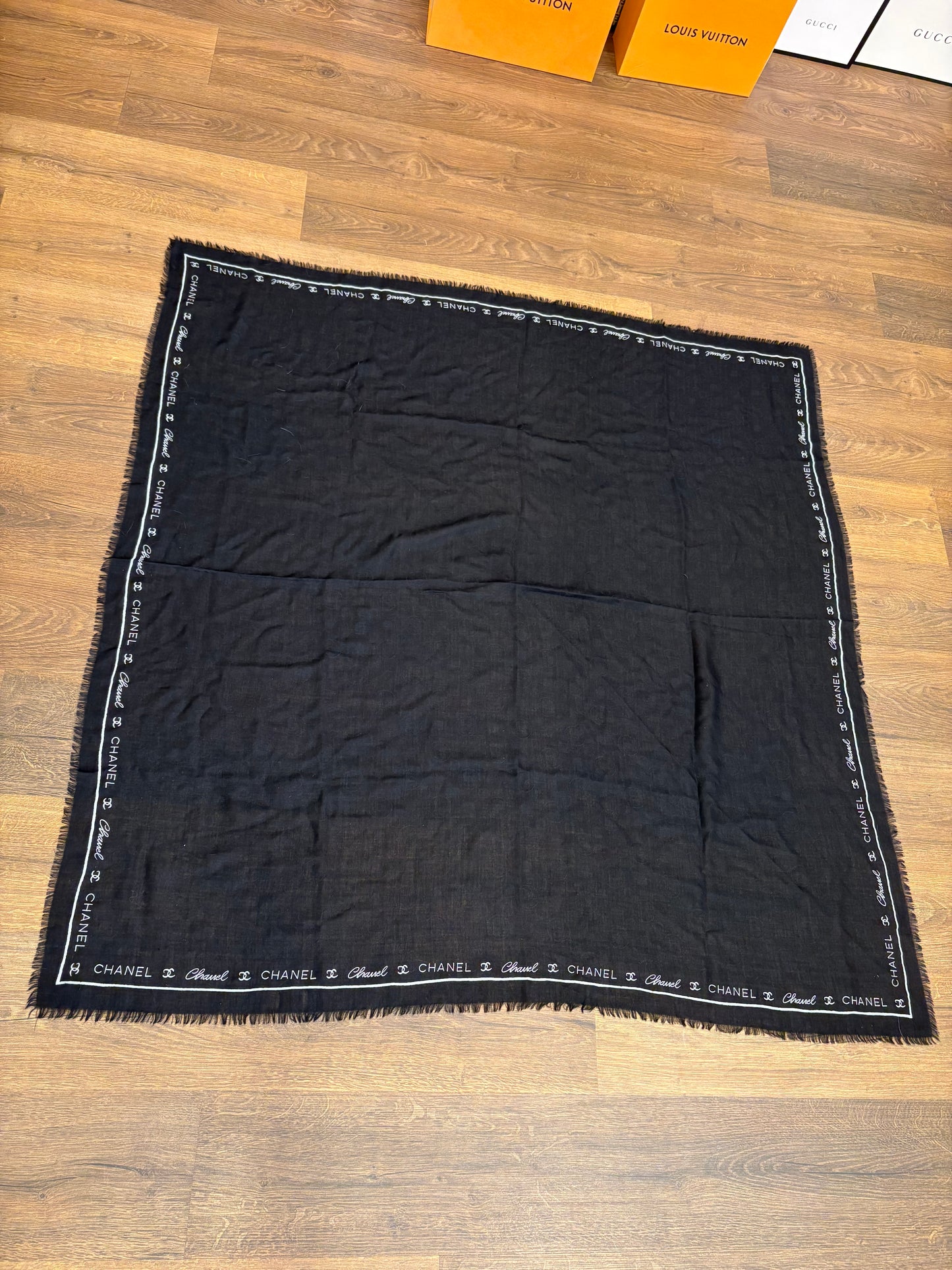 Chanel Maxi Stola Logata in Cashmere e Seta Nero/Bianco