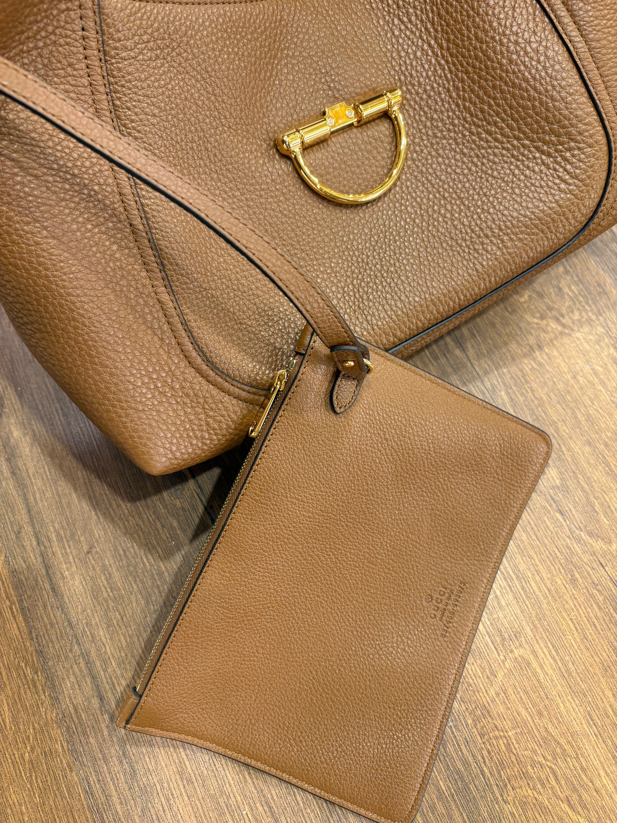 Gucci Softbit Borsa a Spalla Misura Media in Pelle Martellata Marrone Cammello