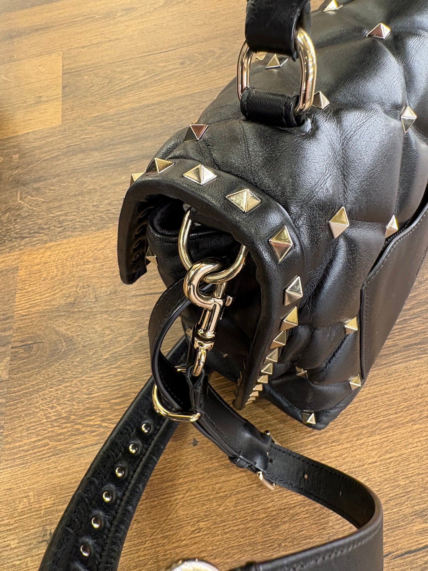 Valentino Garavani Candy Stud in pelle nera con logo VLTN