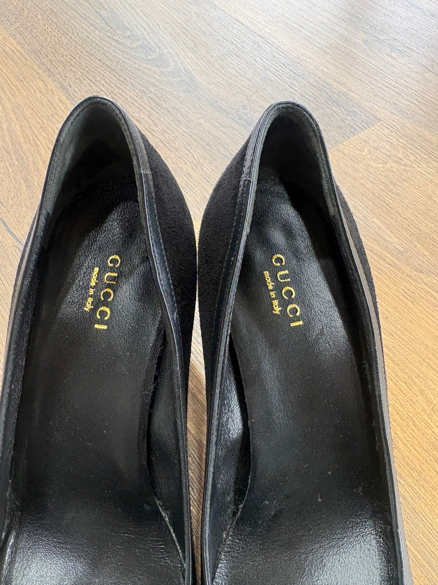Gucci décolleté in suede nero con morsetto dorato