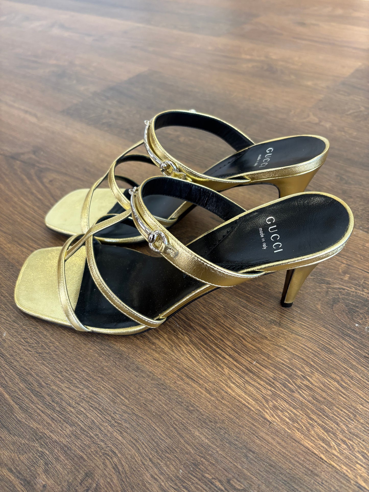 Gucci Sandali Sabot Slim Horsebit in Pelle Metallizzata Oro. Nuovo
